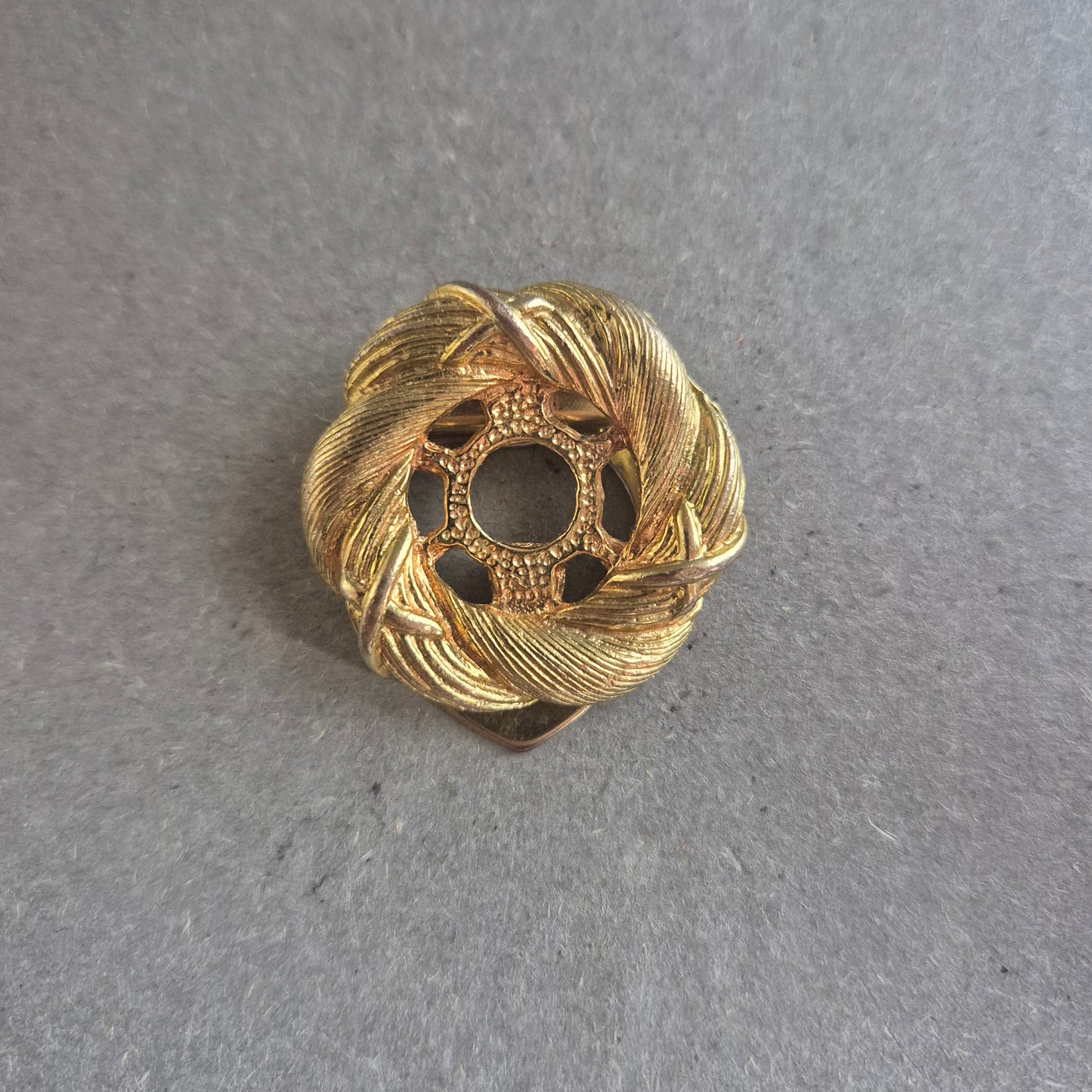 Vergoldete Vintage-Brosche im geflochtenen Design