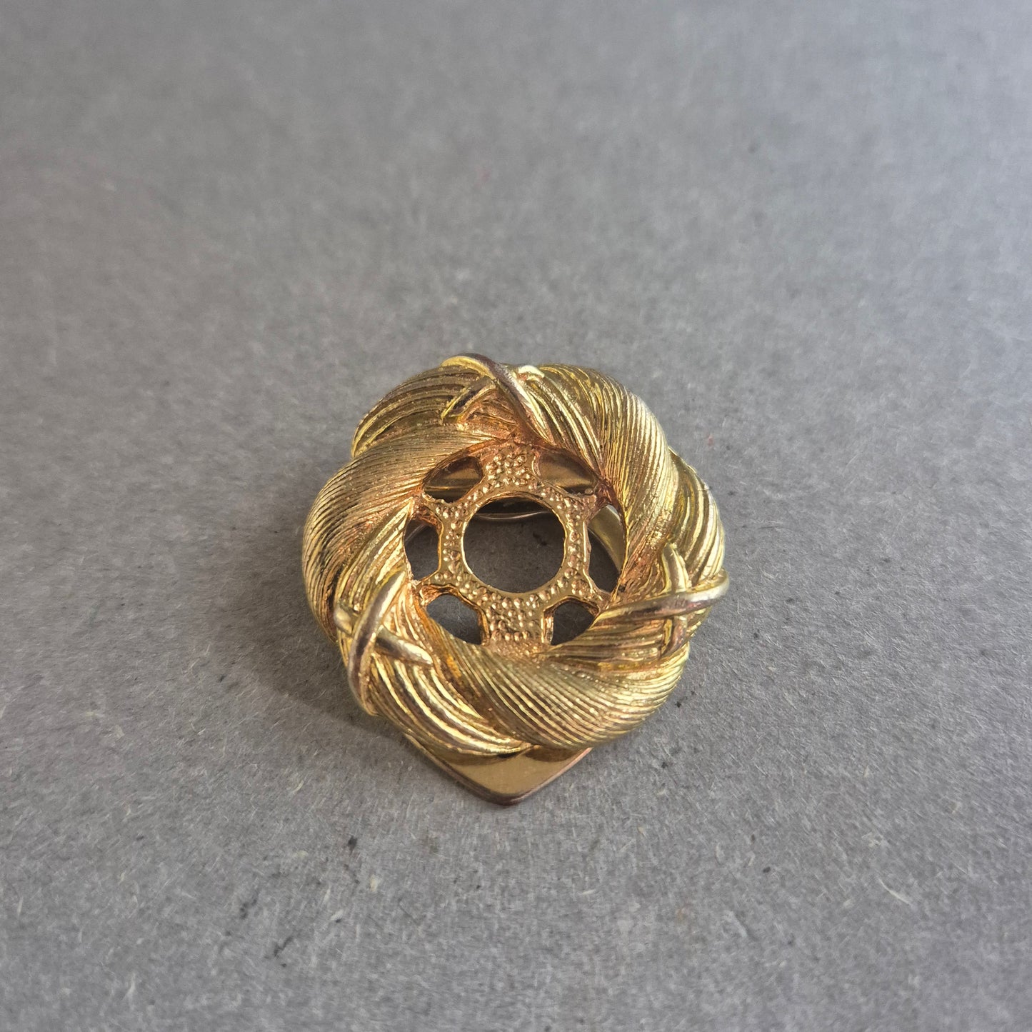 Vergoldete Vintage-Brosche im geflochtenen Design