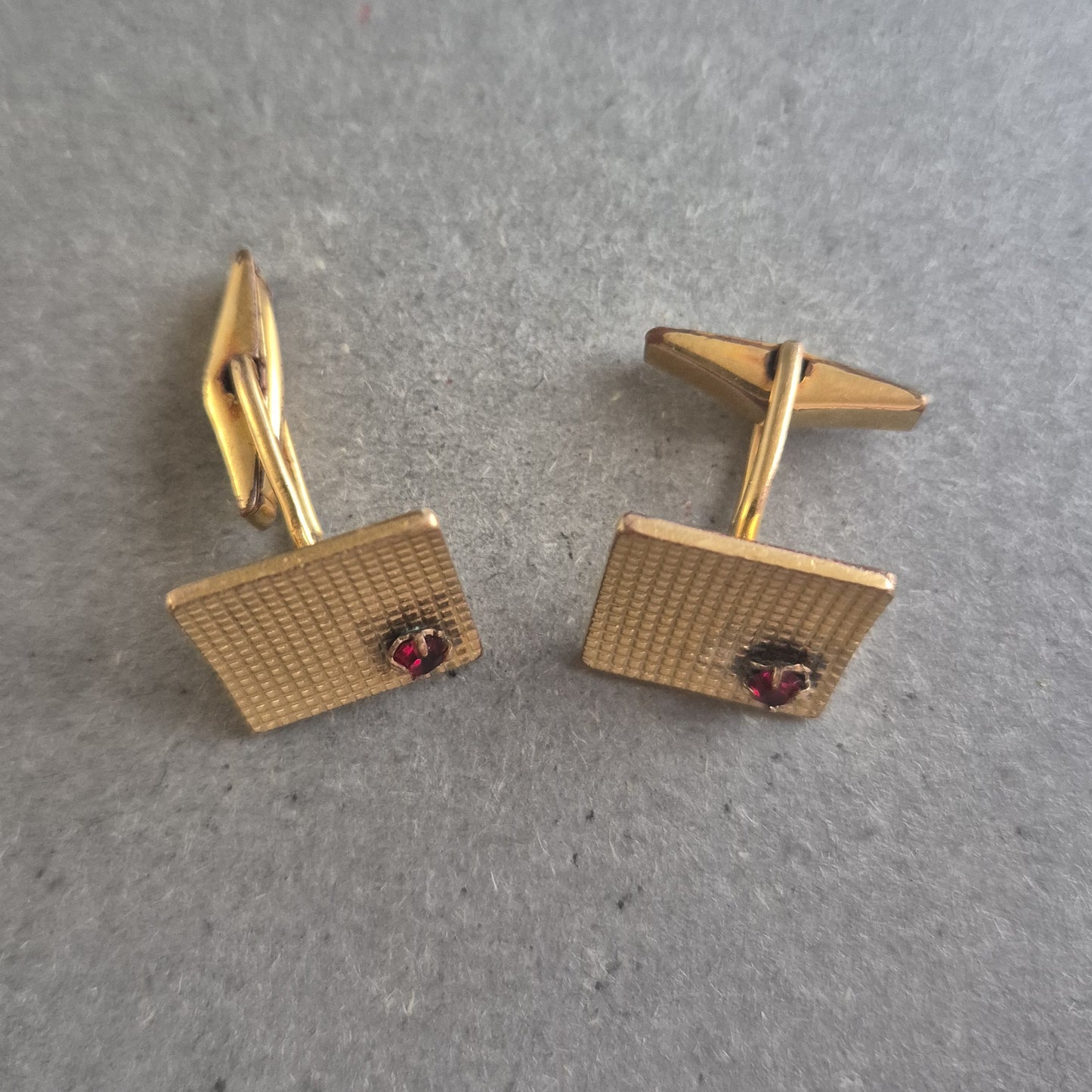 Vintage-Manschettenknöpfe vergoldet mit rotem Steinakzent