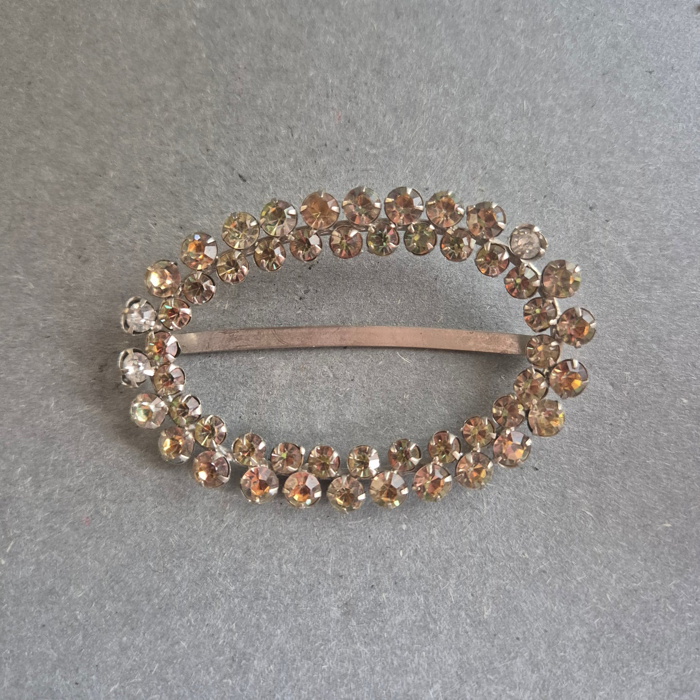 Ovaler Vintage-Strassbrosche mit funkelnden Steinen