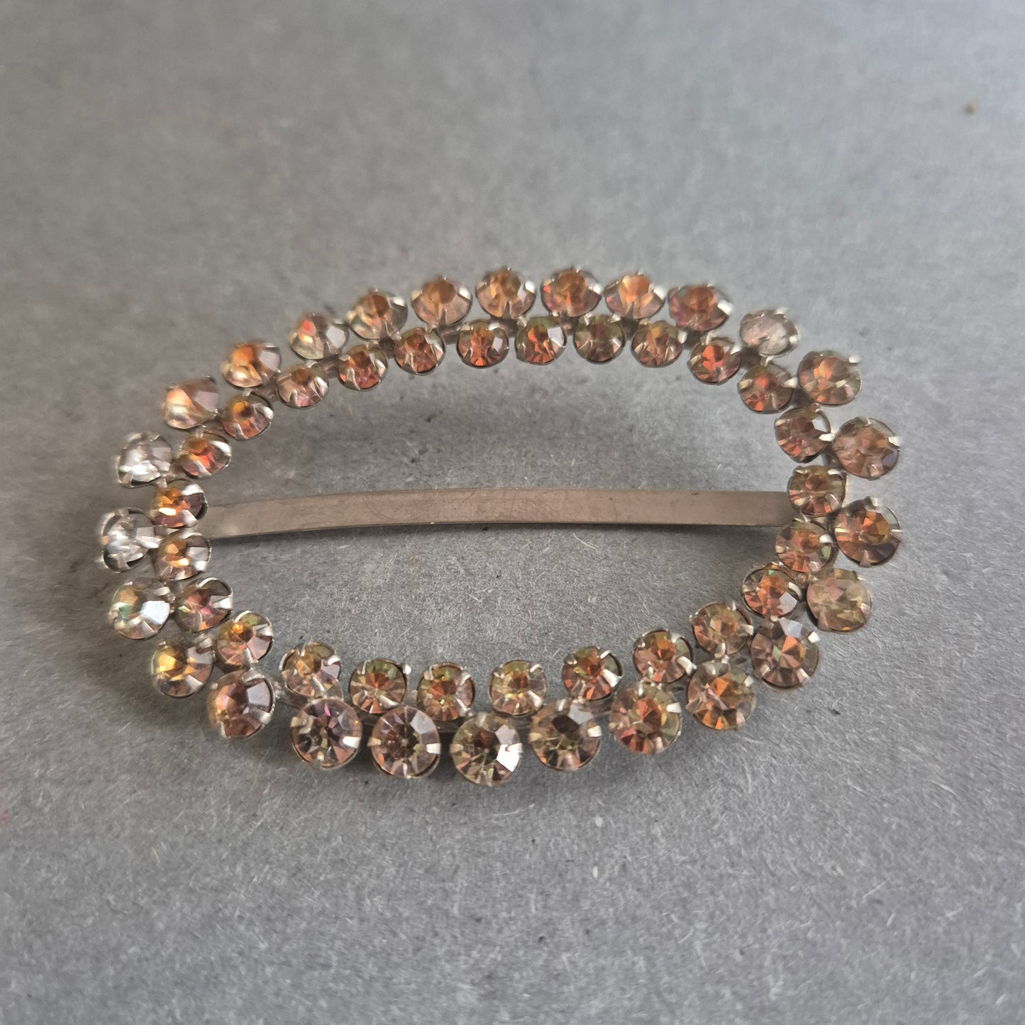 Ovaler Vintage-Strassbrosche mit funkelnden Steinen