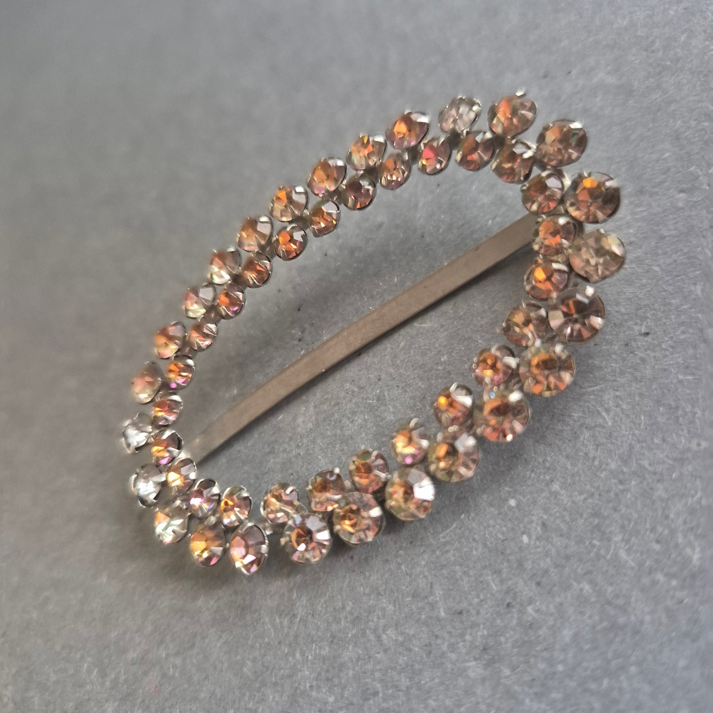 Ovaler Vintage-Strassbrosche mit funkelnden Steinen