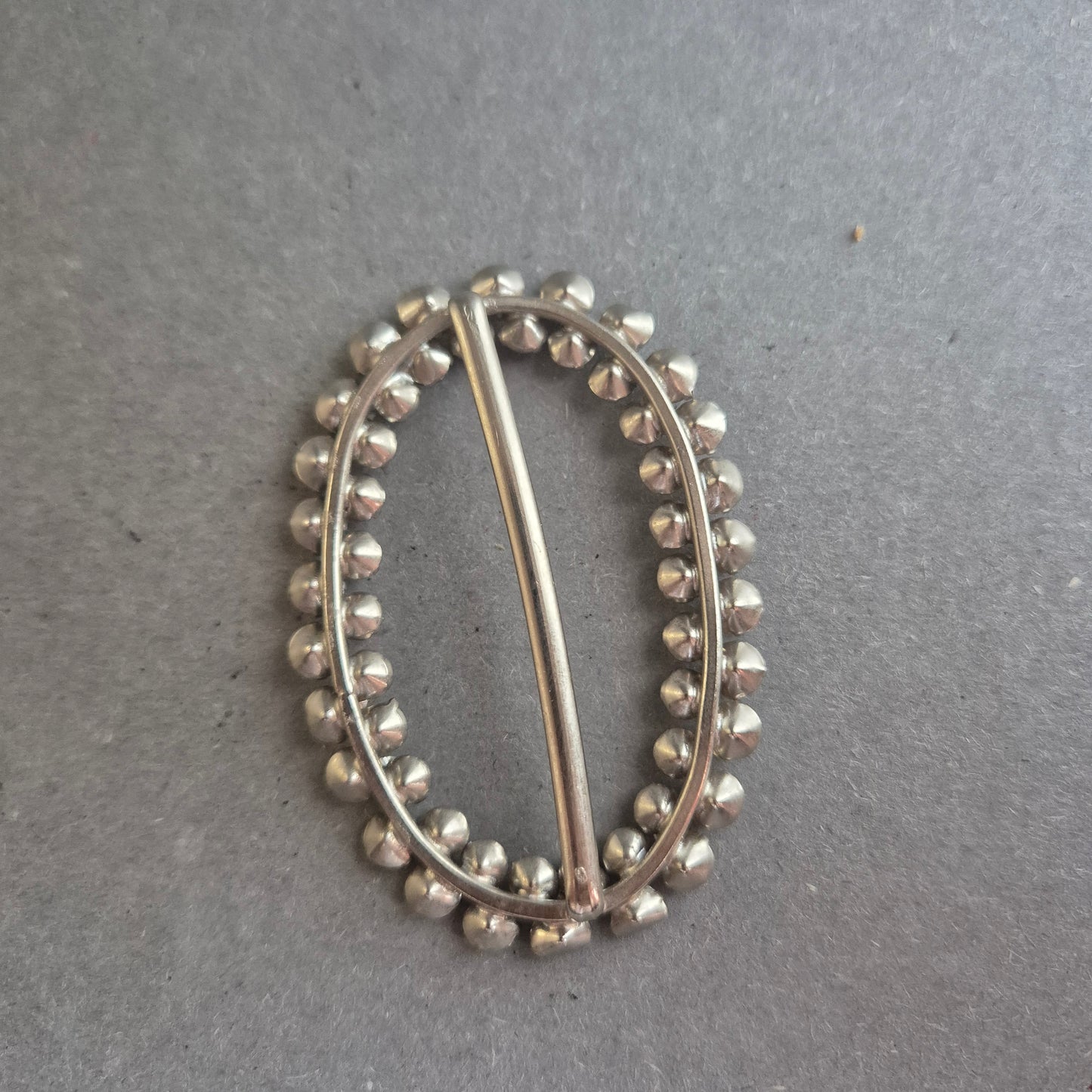 Ovaler Vintage-Strassbrosche mit funkelnden Steinen