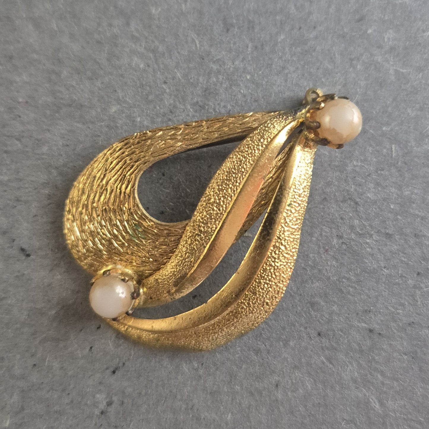 Vergoldete Vintage-Brosche mit Perlenakzenten