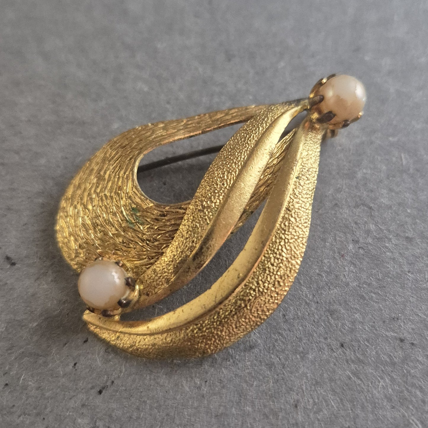Vergoldete Vintage-Brosche mit Perlenakzenten