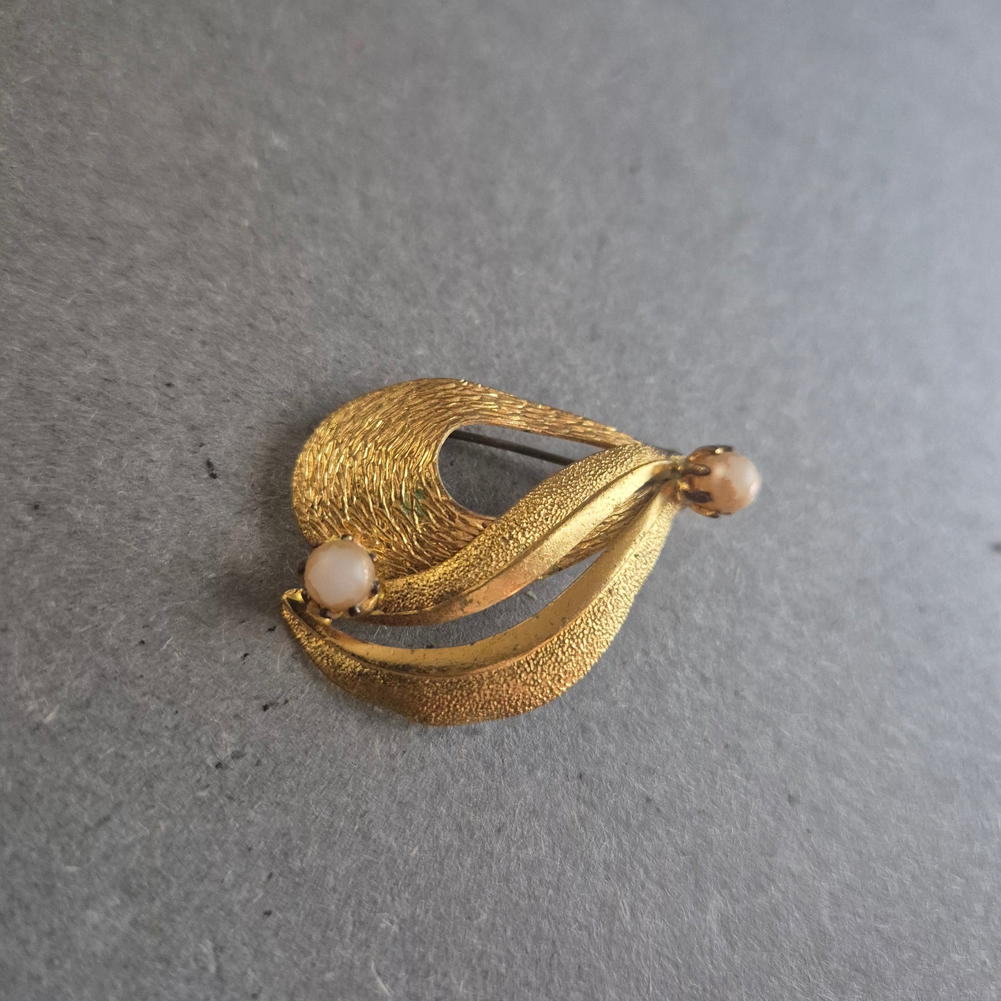 Vergoldete Vintage-Brosche mit Perlenakzenten