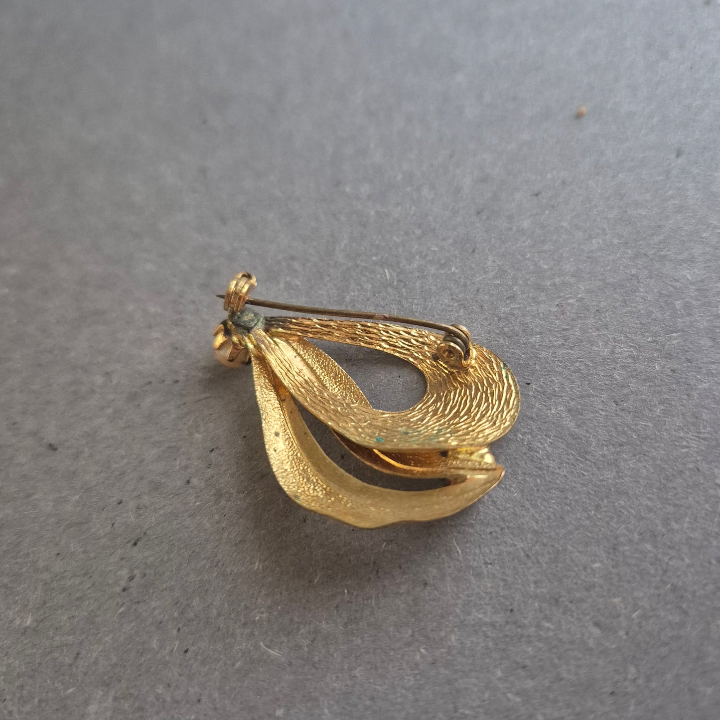 Vergoldete Vintage-Brosche mit Perlenakzenten