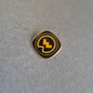 Vintage Emaille-Pin – Schwarzes Logo mit gelbem Blitzsymbol