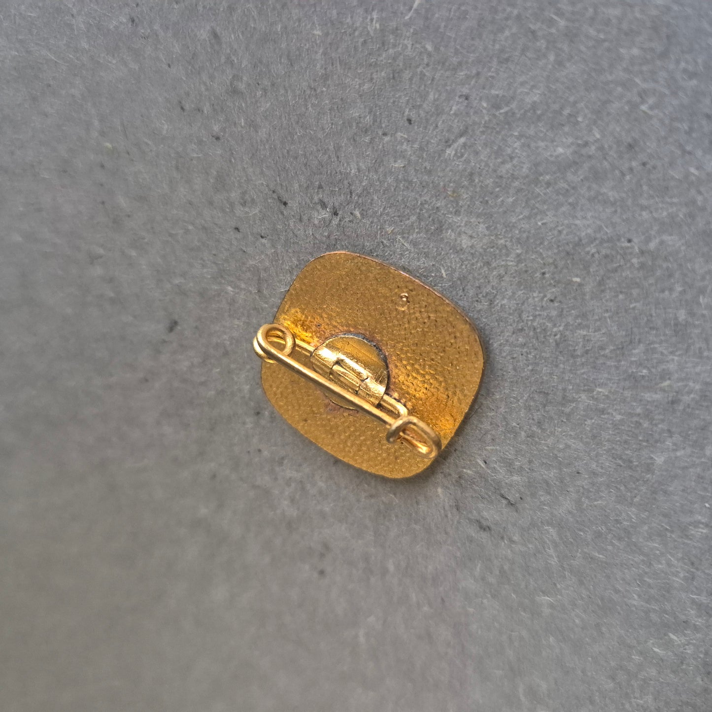 Vintage Emaille-Pin – Schwarzes Logo mit gelbem Blitzsymbol