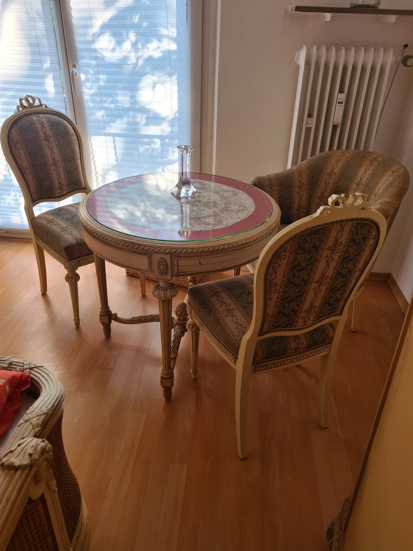 Salon-Ensemble im Louis-Seize-Stil Tisch mit Glasplatte 2 Stühle 1 Sessel