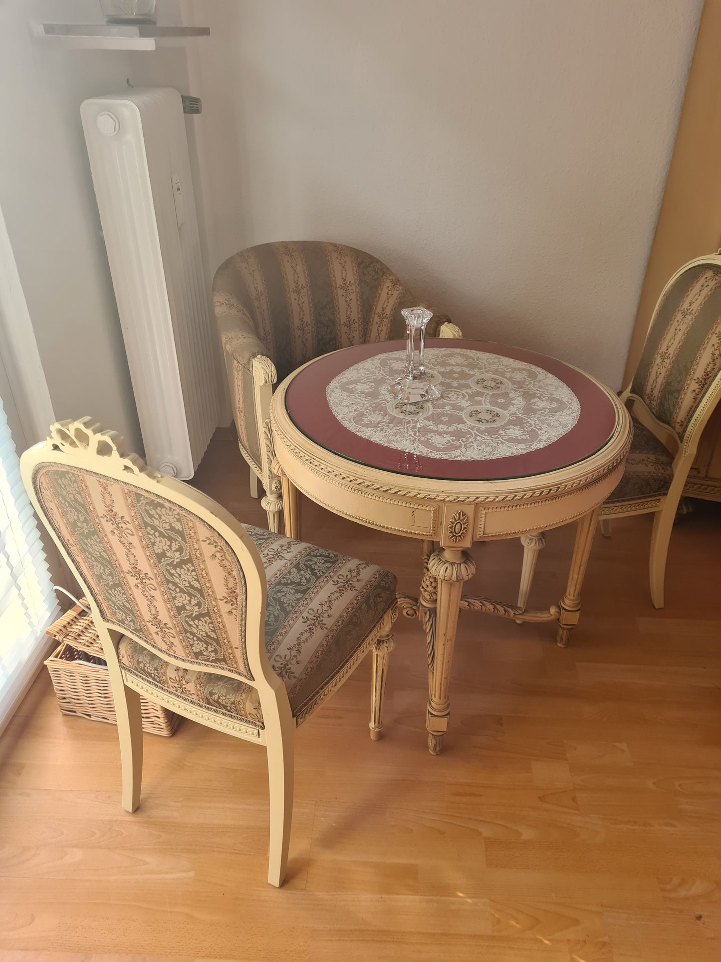 Salon-Ensemble im Louis-Seize-Stil Tisch mit Glasplatte 2 Stühle 1 Sessel