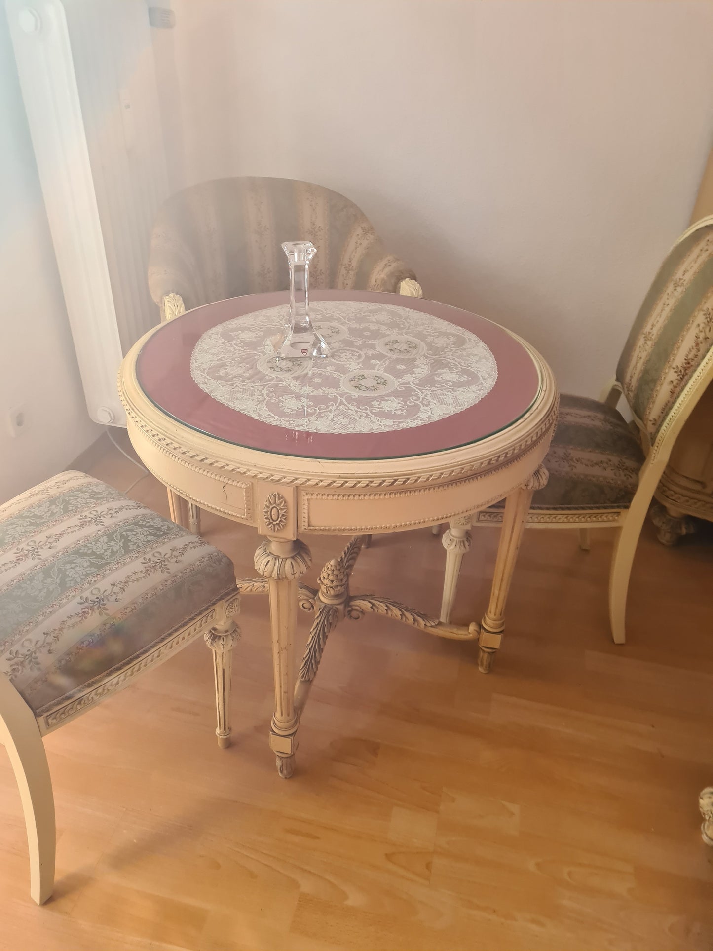 Salon-Ensemble im Louis-Seize-Stil Tisch mit Glasplatte 2 Stühle 1 Sessel