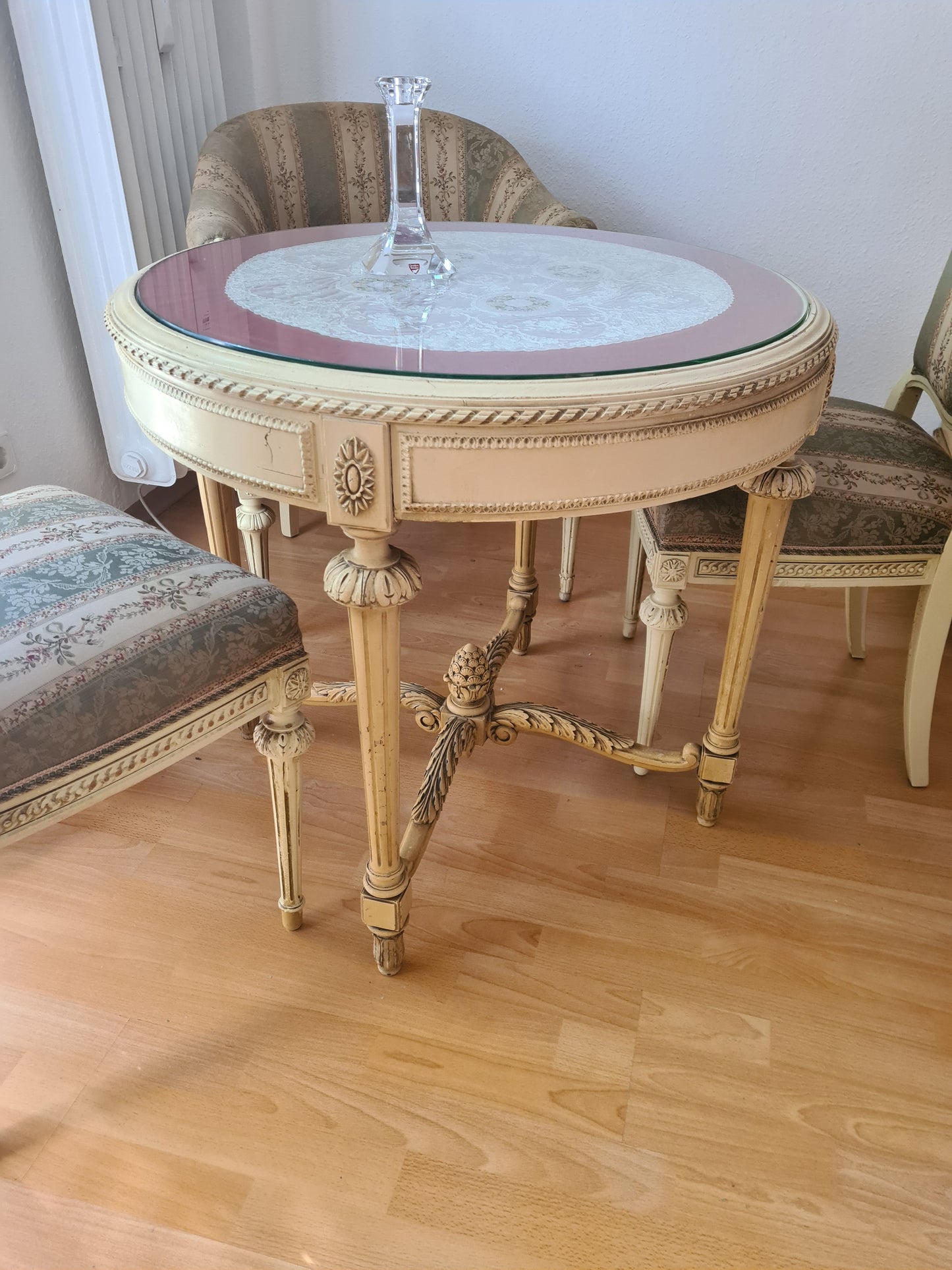 Salon-Ensemble im Louis-Seize-Stil Tisch mit Glasplatte 2 Stühle 1 Sessel