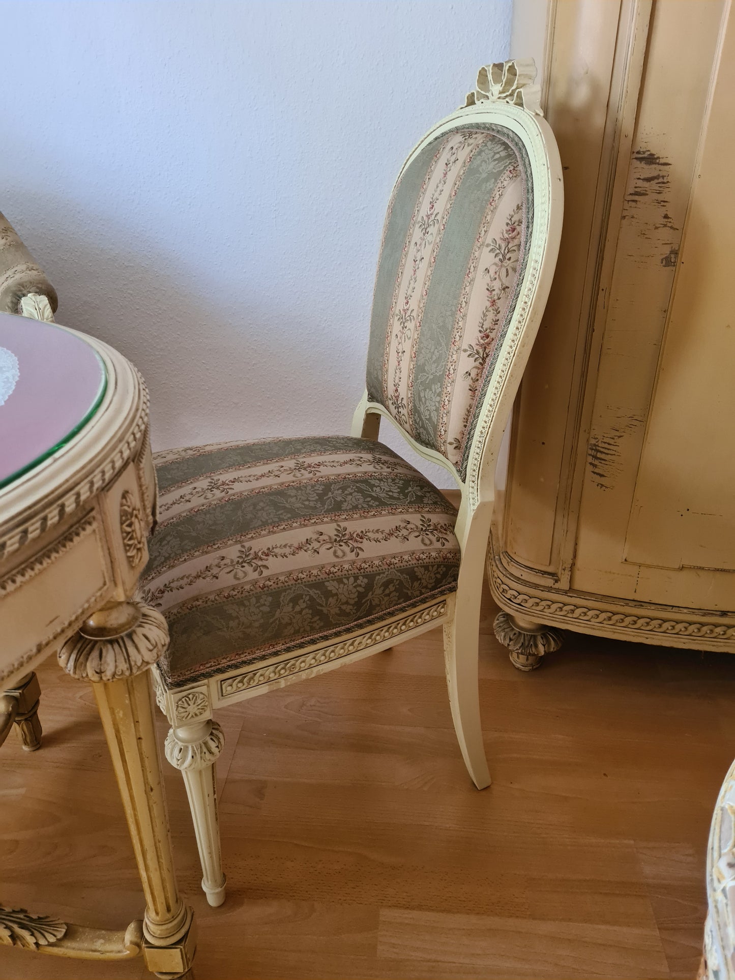 Salon-Ensemble im Louis-Seize-Stil Tisch mit Glasplatte 2 Stühle 1 Sessel