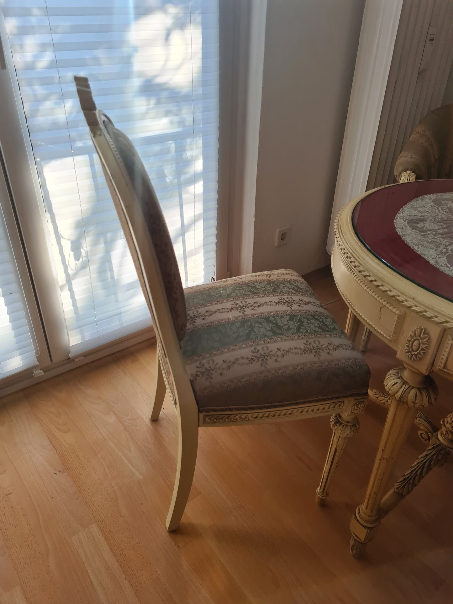 Salon-Ensemble im Louis-Seize-Stil Tisch mit Glasplatte 2 Stühle 1 Sessel