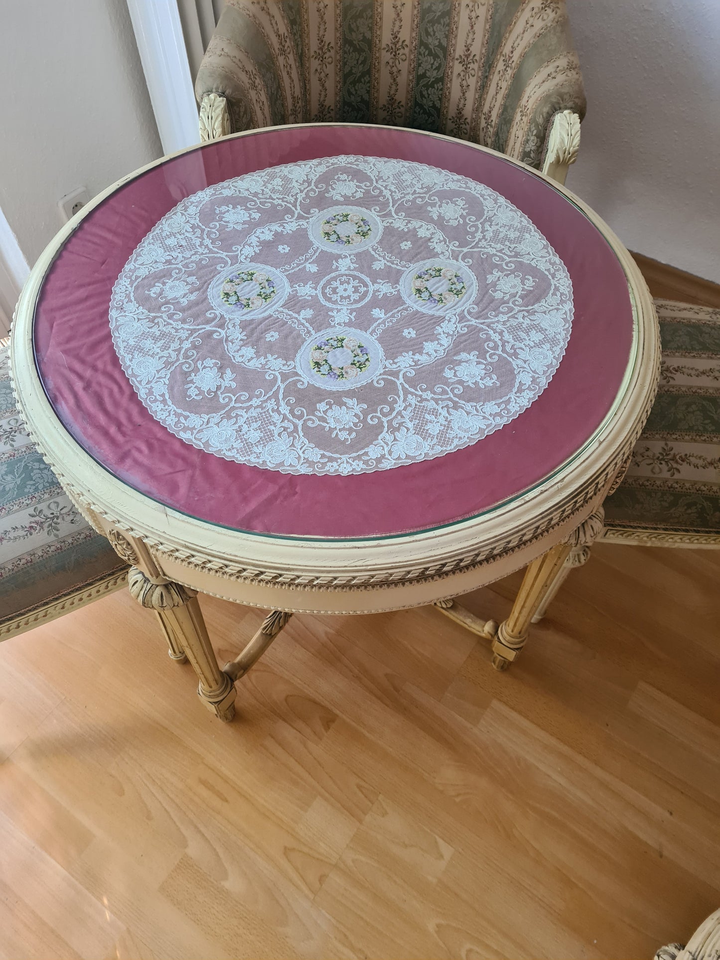 Salon-Ensemble im Louis-Seize-Stil Tisch mit Glasplatte 2 Stühle 1 Sessel