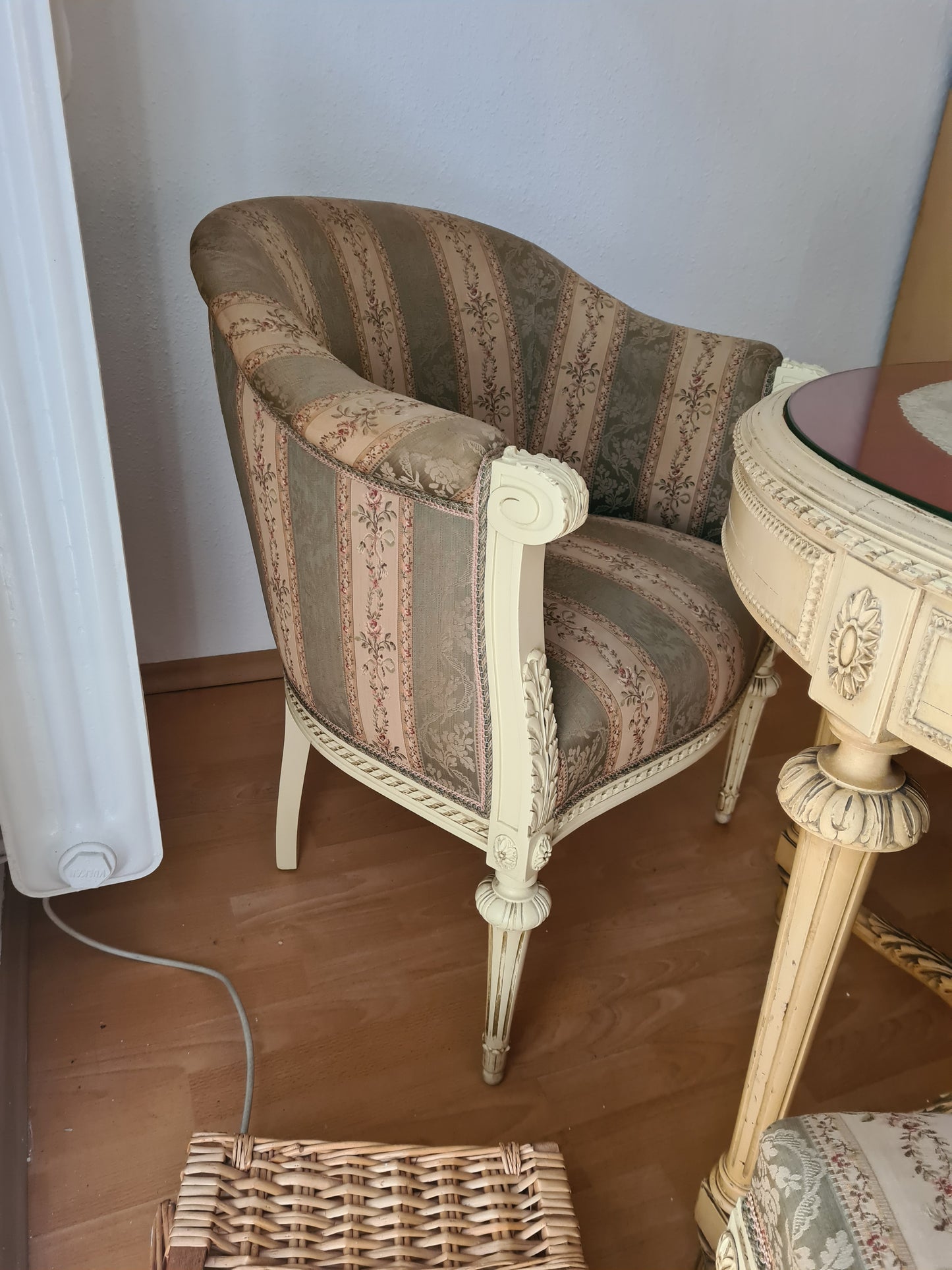 Salon-Ensemble im Louis-Seize-Stil Tisch mit Glasplatte 2 Stühle 1 Sessel