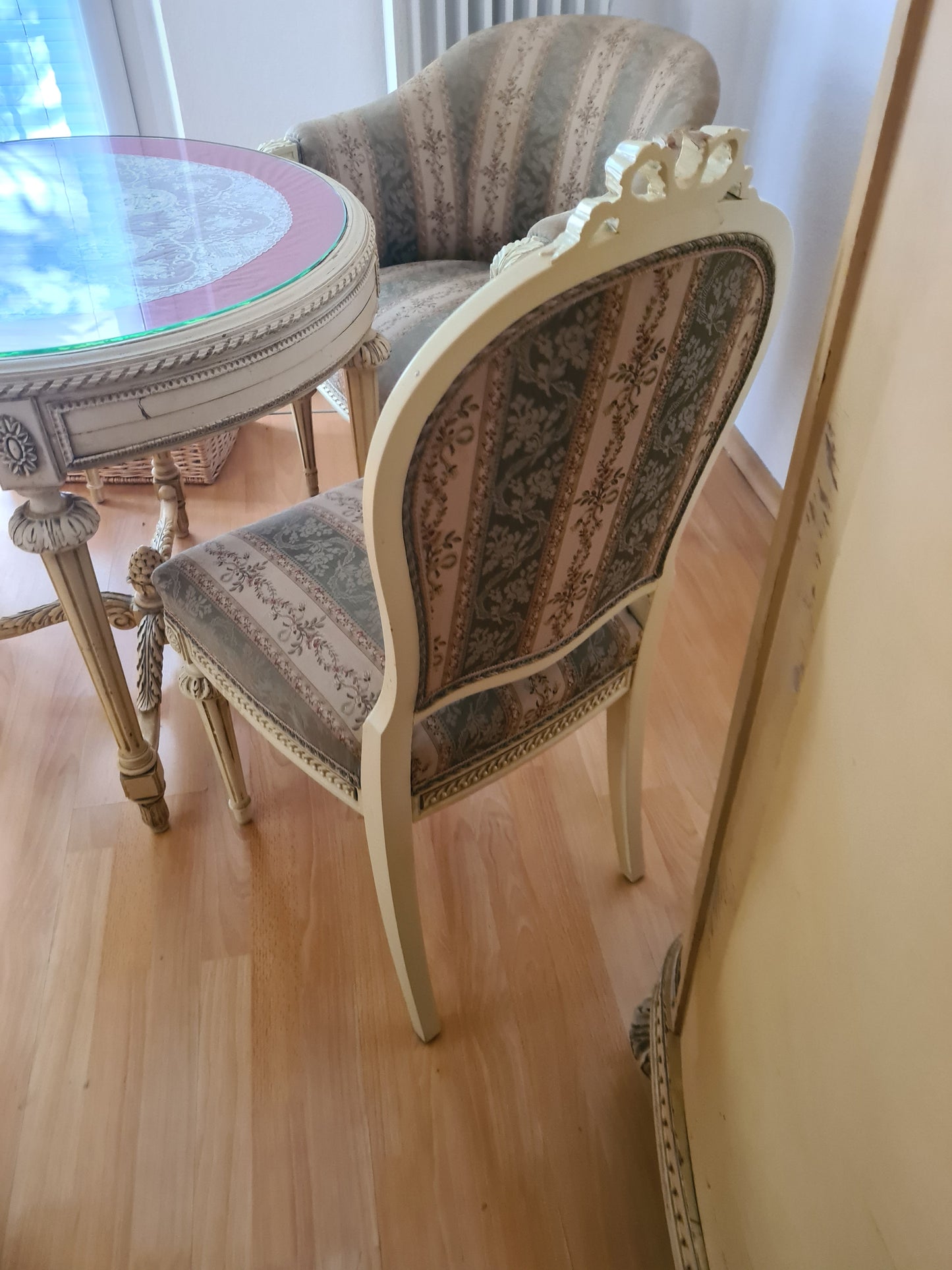 Salon-Ensemble im Louis-Seize-Stil Tisch mit Glasplatte 2 Stühle 1 Sessel