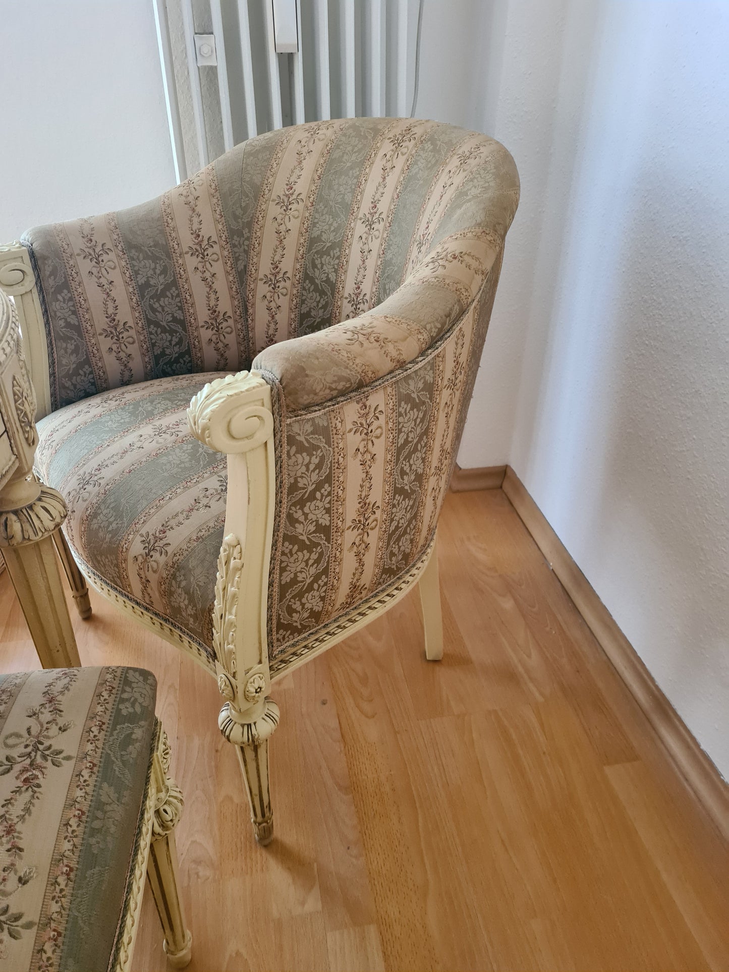 Salon-Ensemble im Louis-Seize-Stil Tisch mit Glasplatte 2 Stühle 1 Sessel