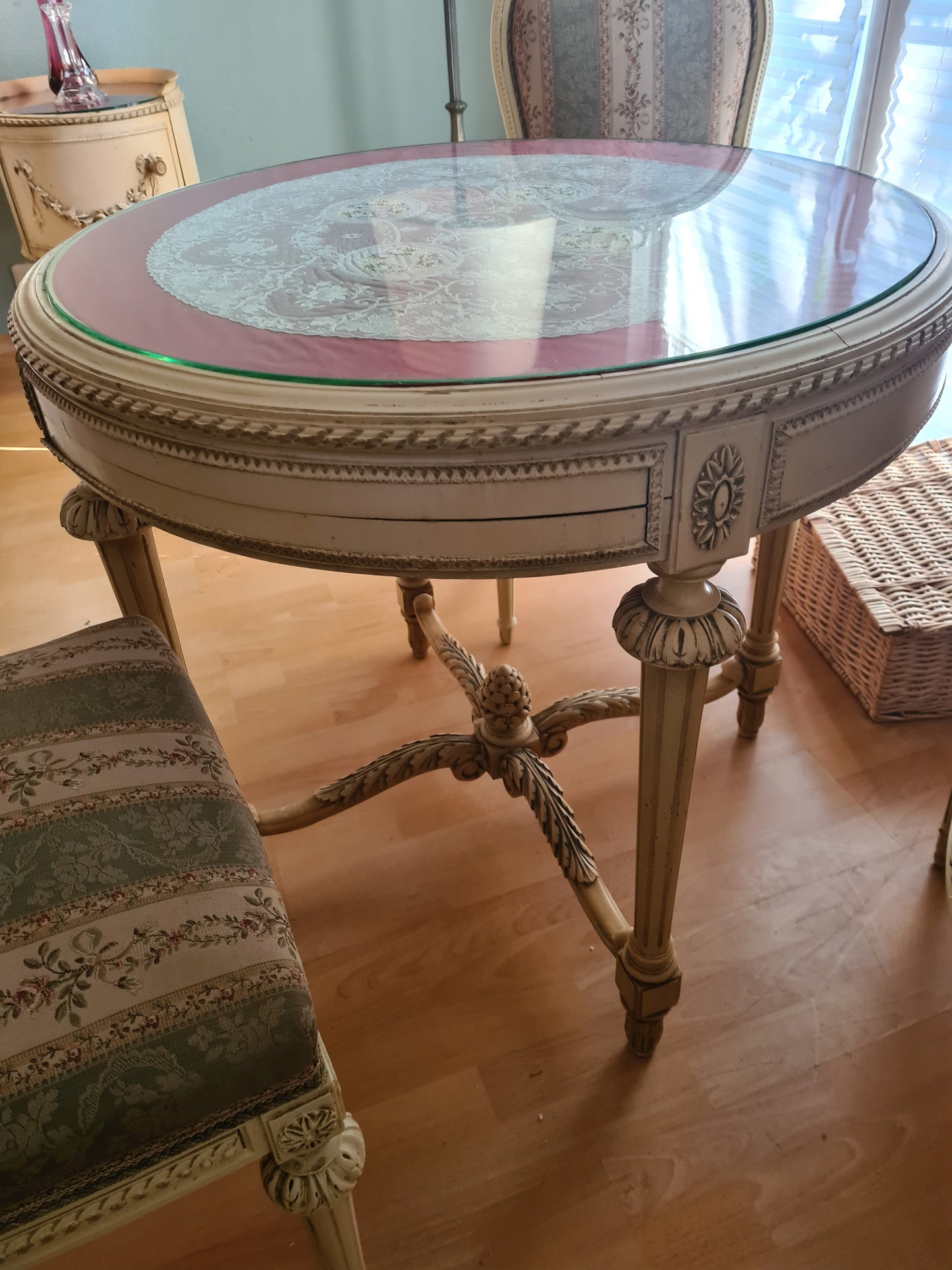 Salon-Ensemble im Louis-Seize-Stil Tisch mit Glasplatte 2 Stühle 1 Sessel