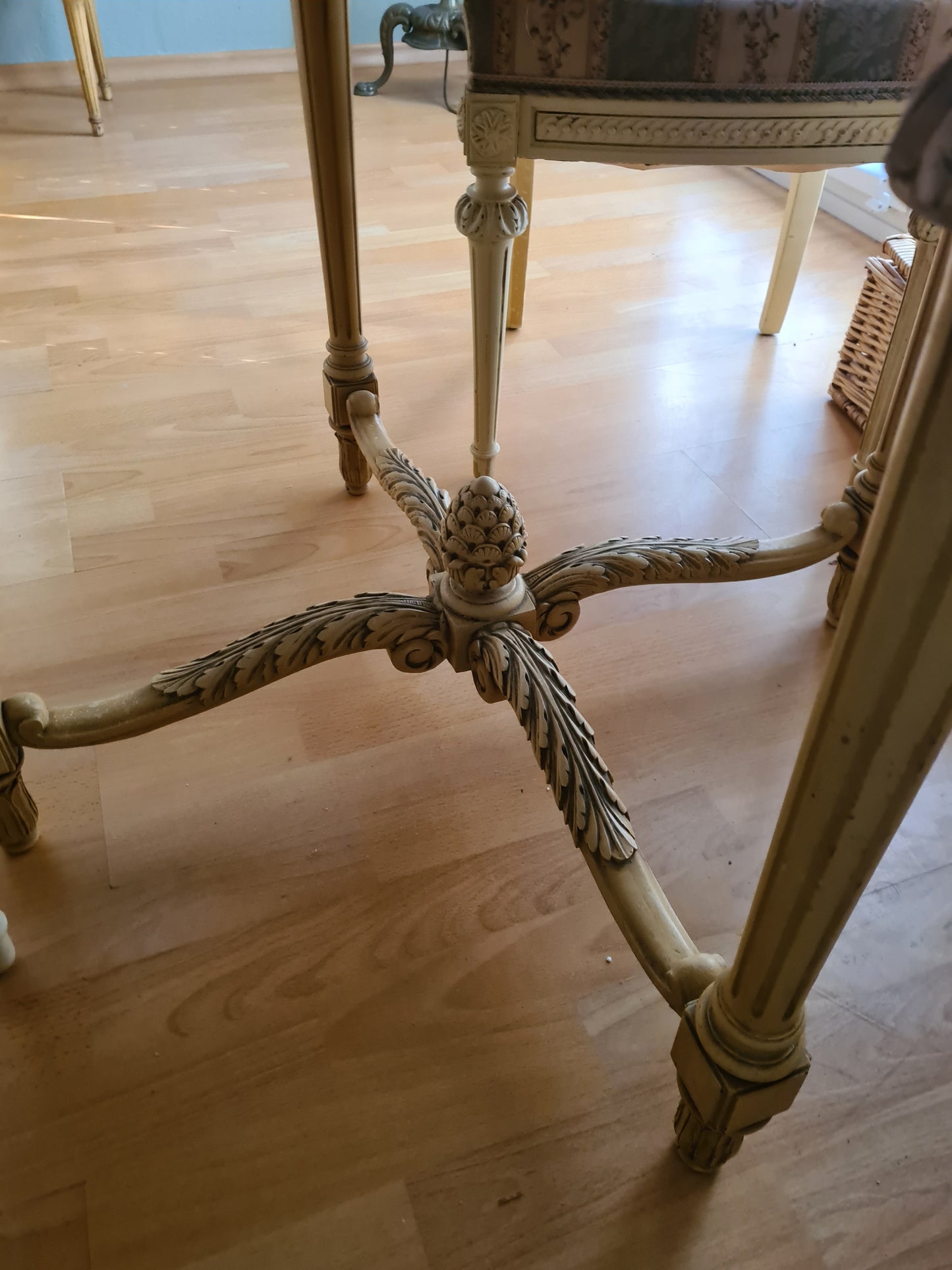 Salon-Ensemble im Louis-Seize-Stil Tisch mit Glasplatte 2 Stühle 1 Sessel