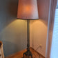 Antike Stehlampe mit bronzefarbenem Fuß Stoffschirm 165cm