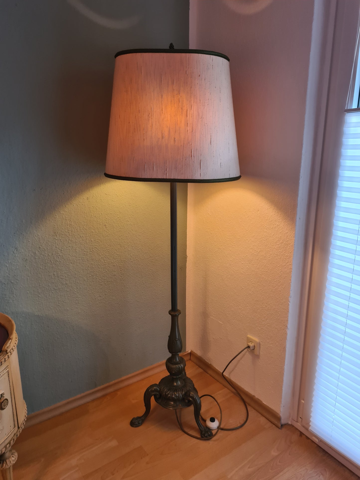 Antike Stehlampe mit bronzefarbenem Fuß Stoffschirm 165cm