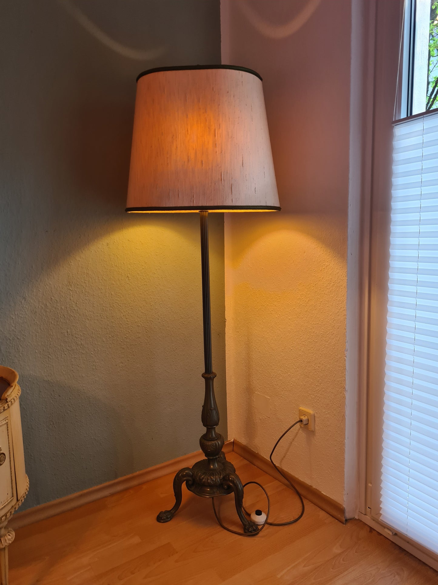 Antike Stehlampe mit bronzefarbenem Fuß Stoffschirm 165cm