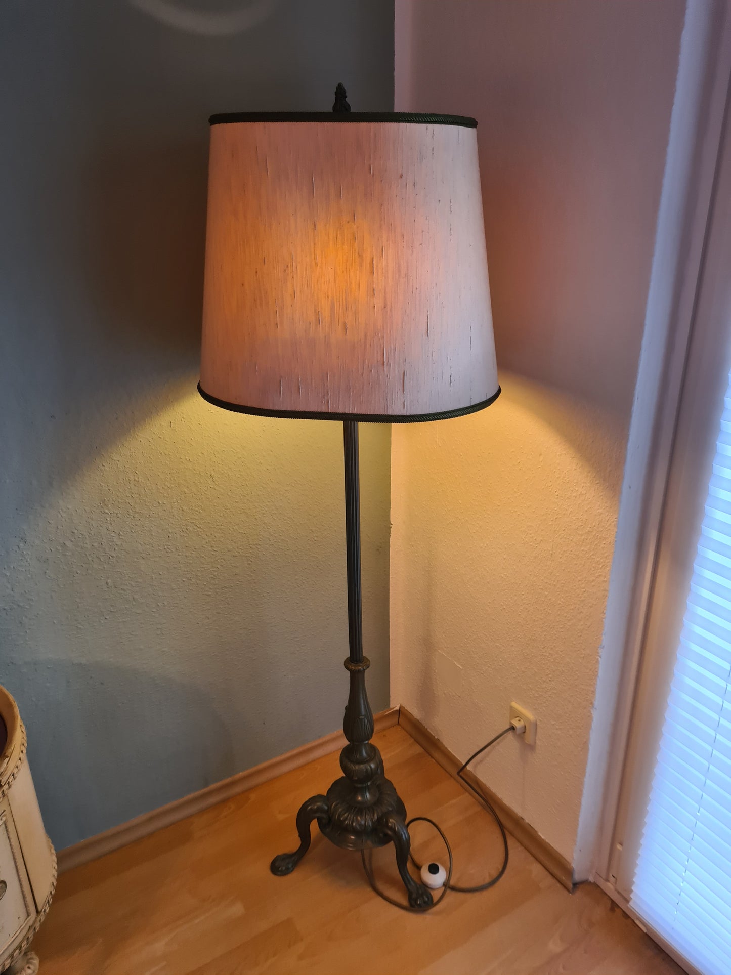 Antike Stehlampe mit bronzefarbenem Fuß Stoffschirm 165cm
