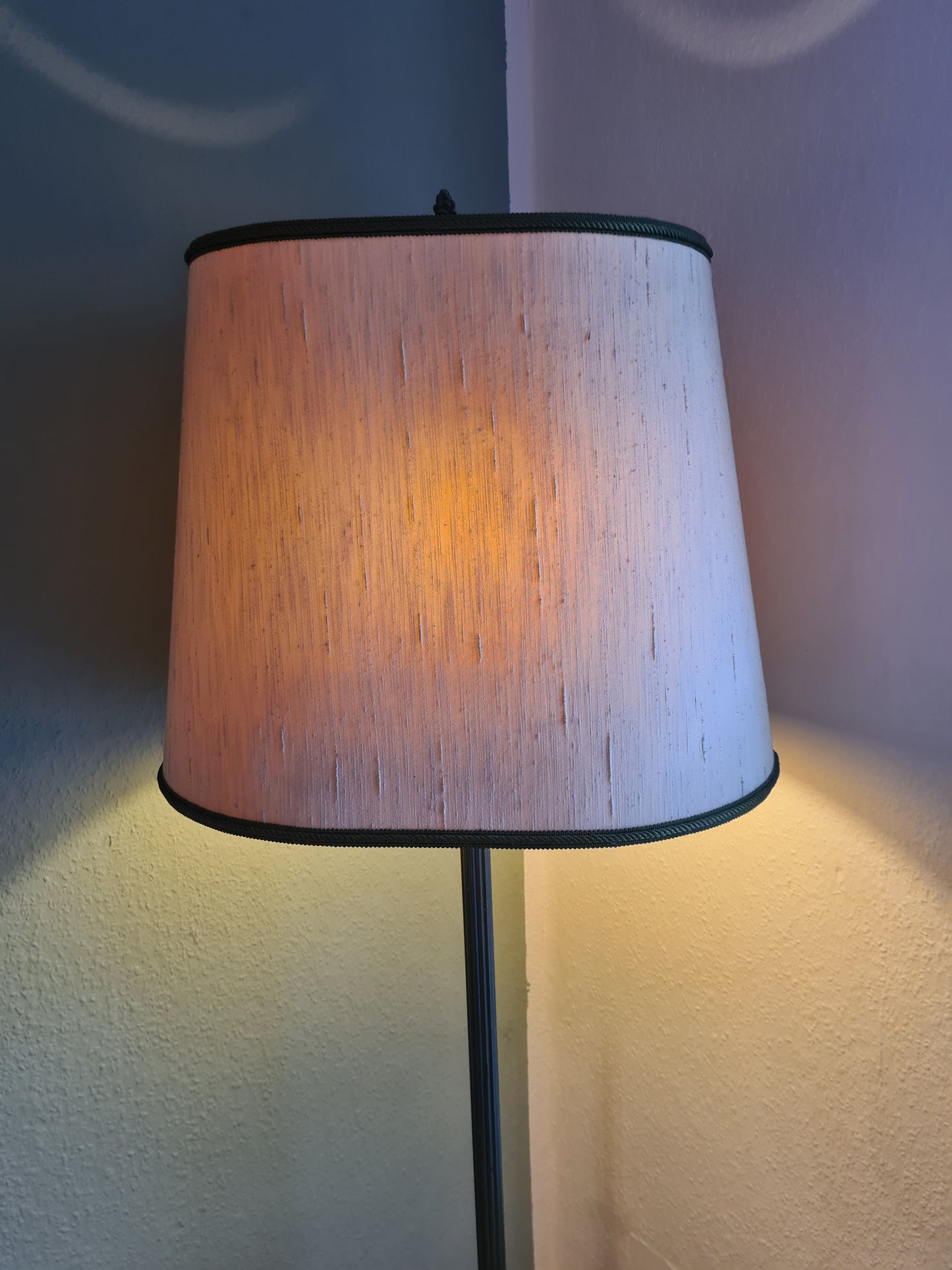 Antike Stehlampe mit bronzefarbenem Fuß Stoffschirm 165cm