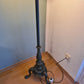 Antike Stehlampe mit bronzefarbenem Fuß Stoffschirm 165cm