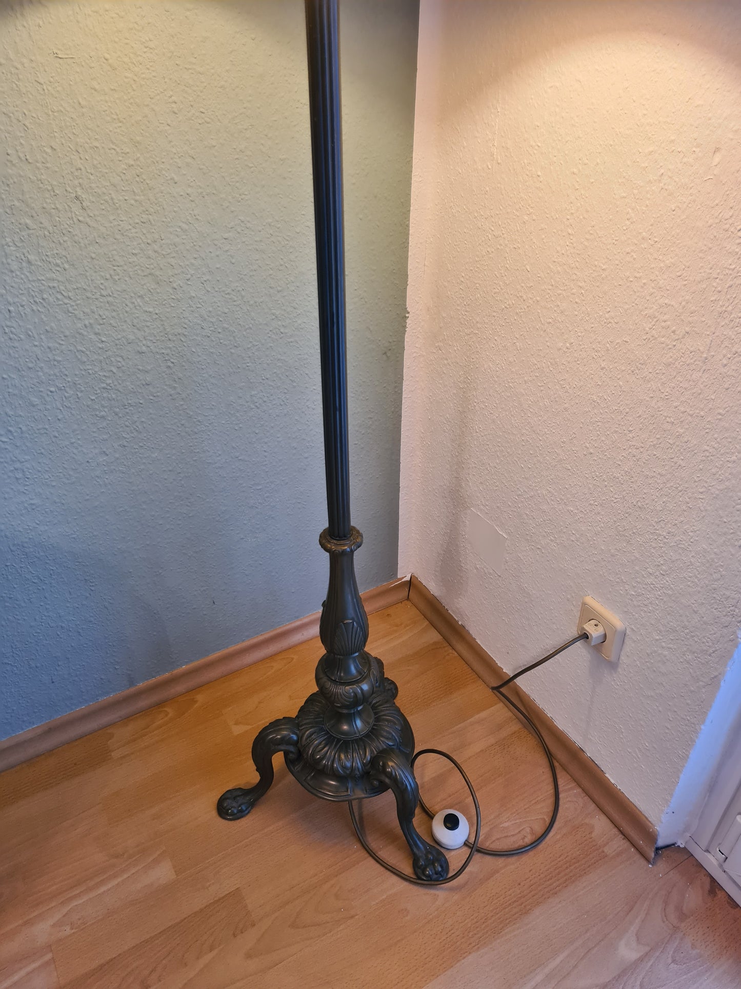 Antike Stehlampe mit bronzefarbenem Fuß Stoffschirm 165cm