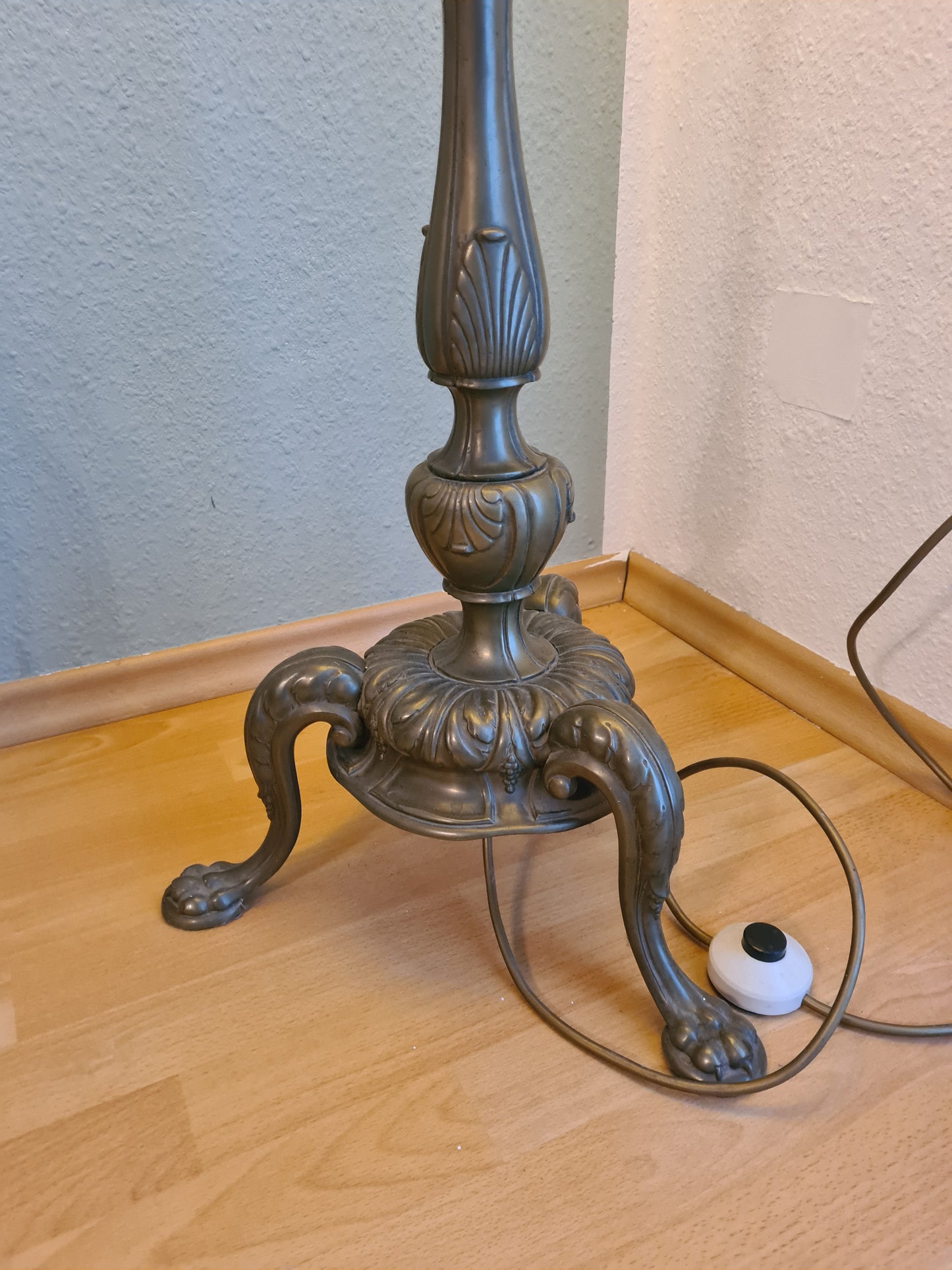 Antike Stehlampe mit bronzefarbenem Fuß Stoffschirm 165cm