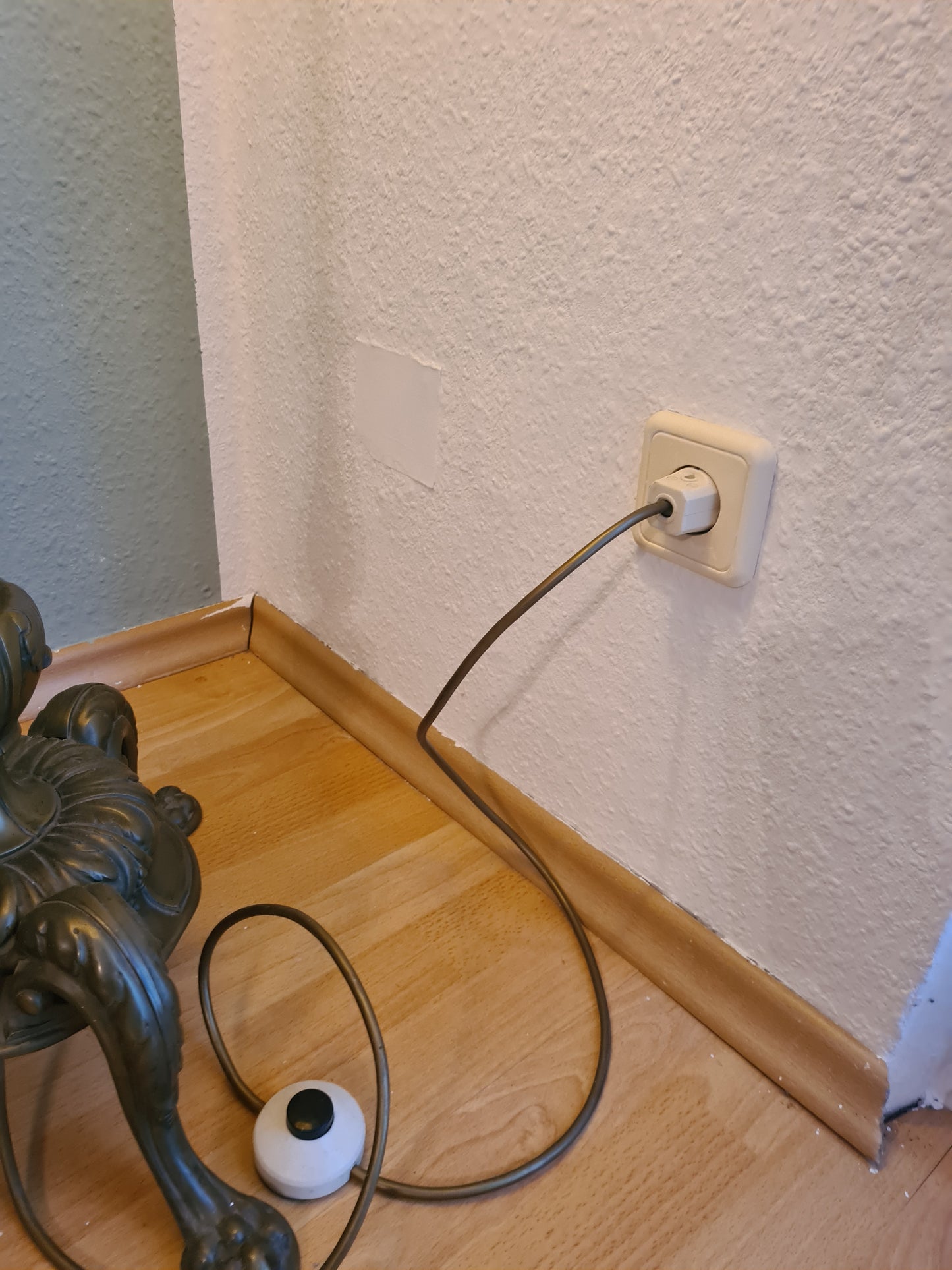 Antike Stehlampe mit bronzefarbenem Fuß Stoffschirm 165cm