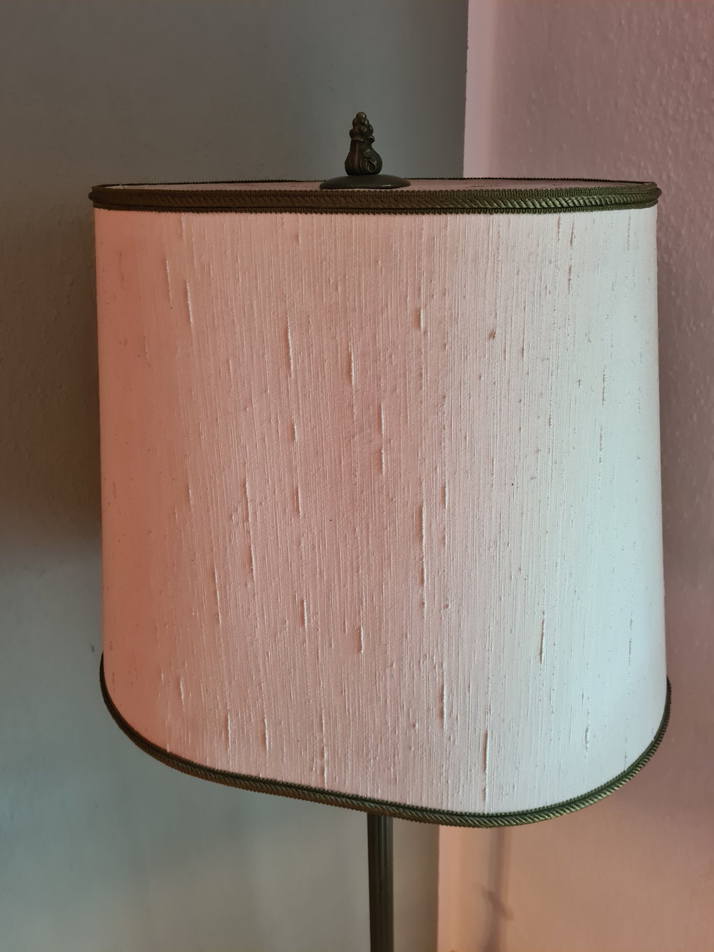 Antike Stehlampe mit bronzefarbenem Fuß Stoffschirm 165cm