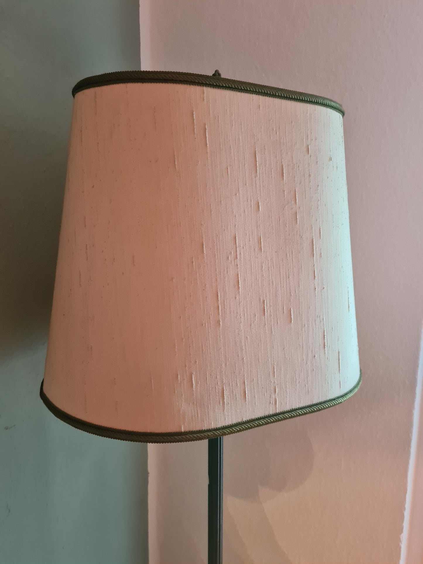 Antike Stehlampe mit bronzefarbenem Fuß Stoffschirm 165cm