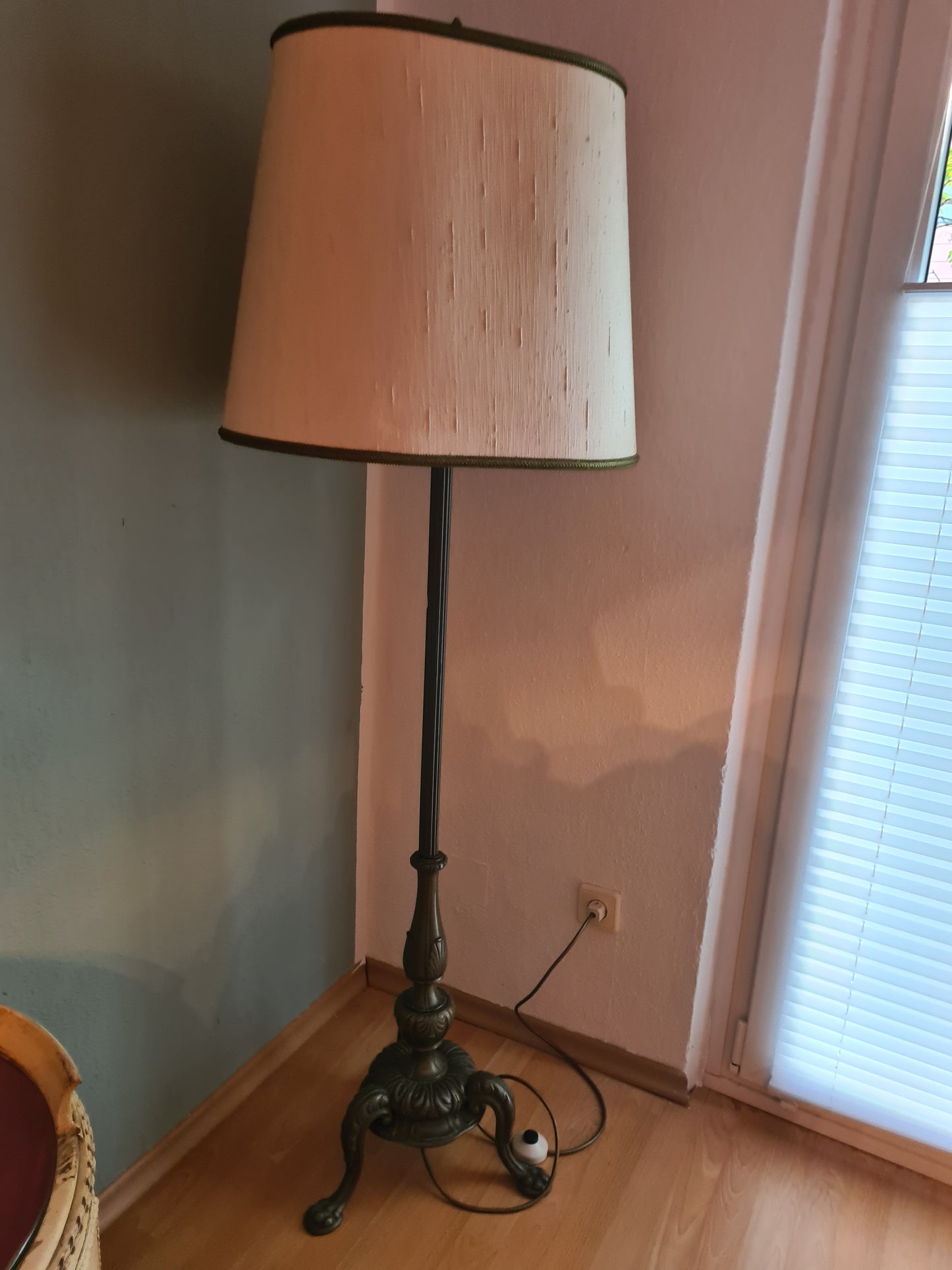 Antike Stehlampe mit bronzefarbenem Fuß Stoffschirm 165cm