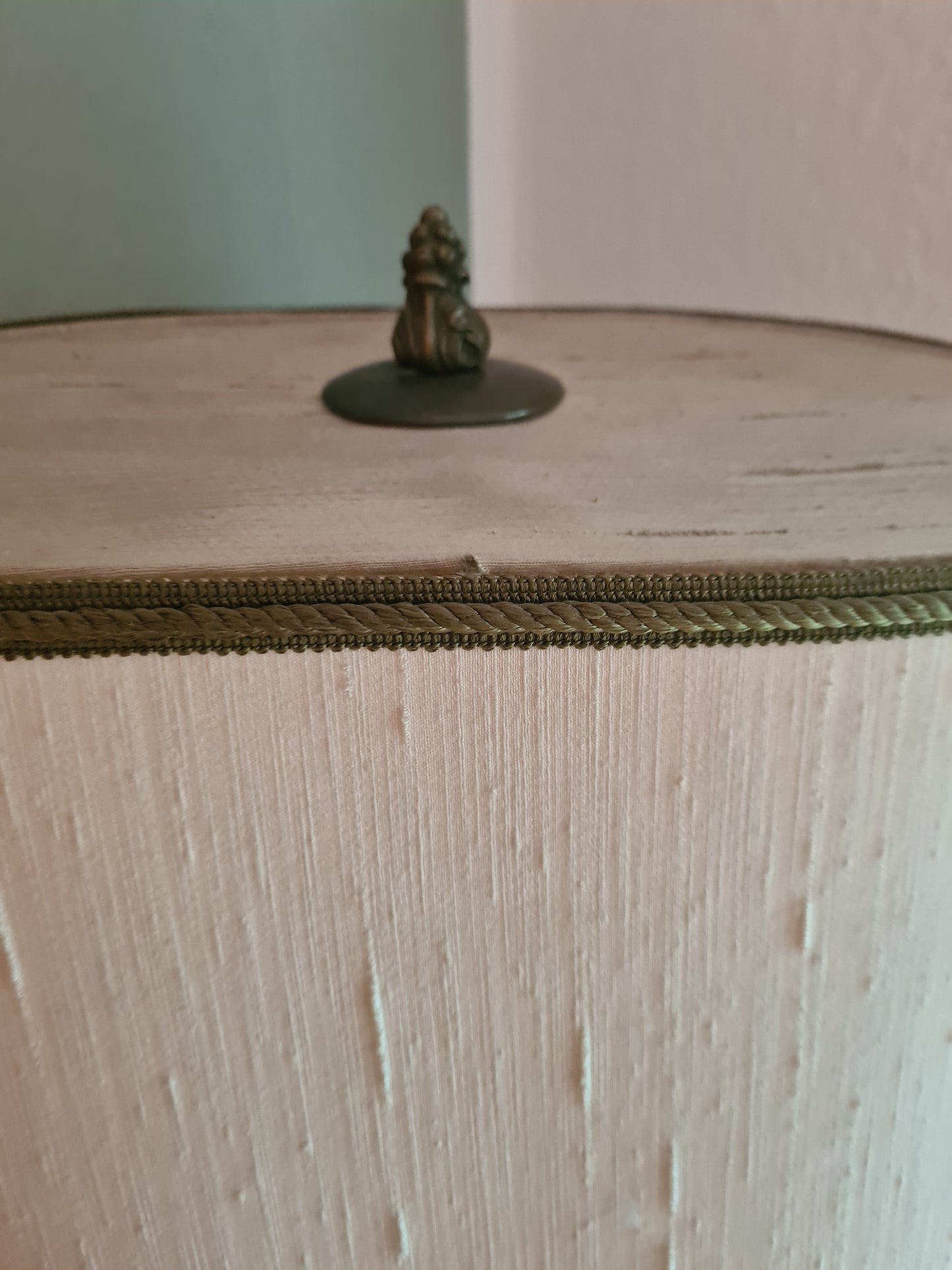 Antike Stehlampe mit bronzefarbenem Fuß Stoffschirm 165cm