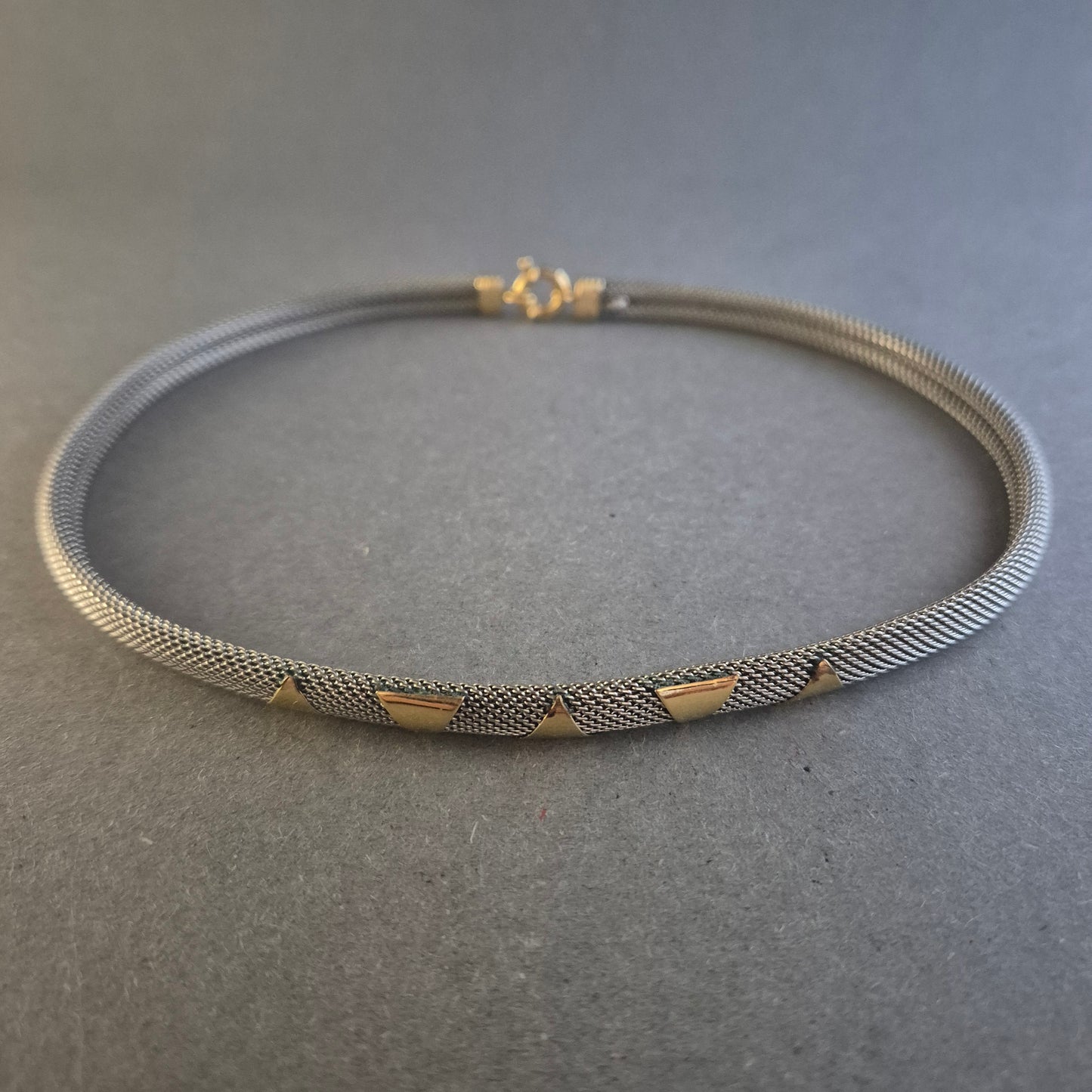 Elegantes Vintage-Armband aus Edelstahl mit goldfarbenen Akzenten