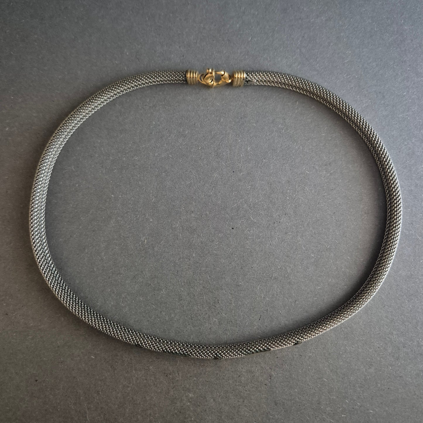 Elegantes Vintage-Armband aus Edelstahl mit goldfarbenen Akzenten