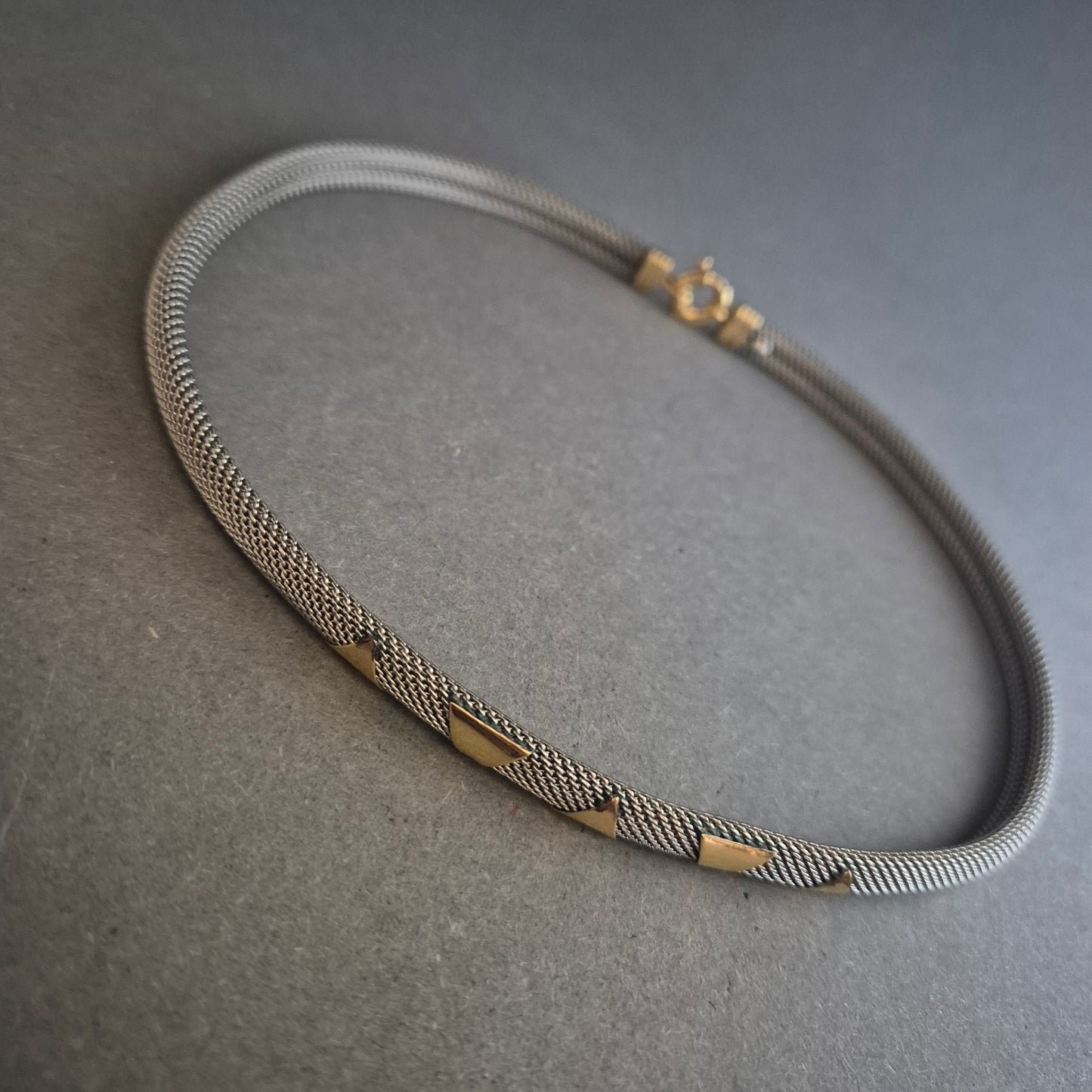 Elegantes Vintage-Armband aus Edelstahl mit goldfarbenen Akzenten