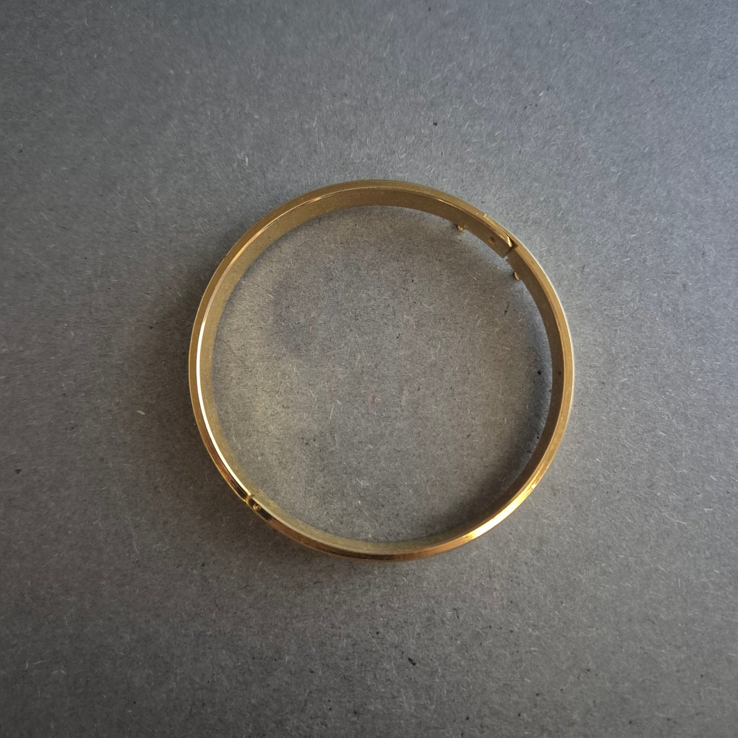 Goldfarbenes Vintage-Armreif mit Gravur – Klassisch & Elegant