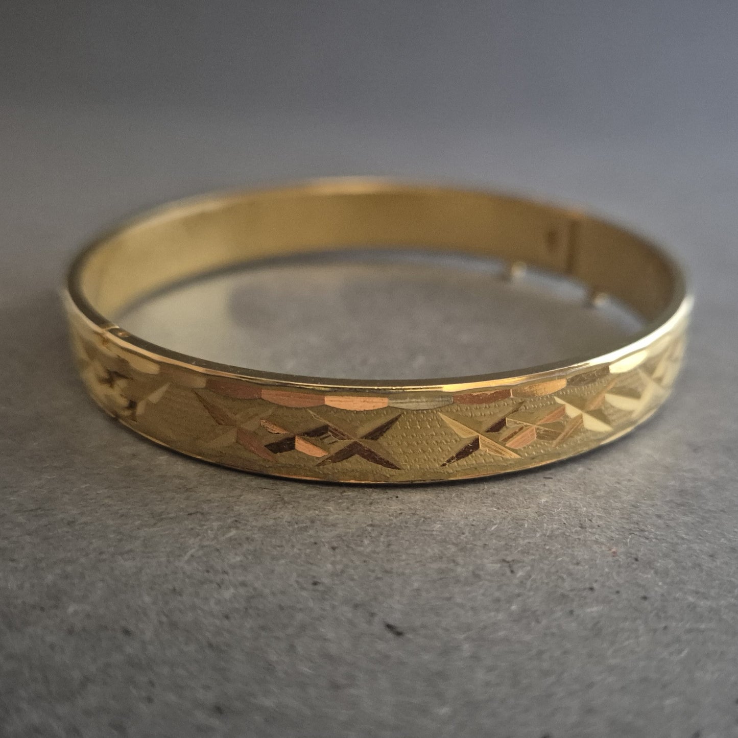 Goldfarbenes Vintage-Armreif mit Gravur – Klassisch & Elegant