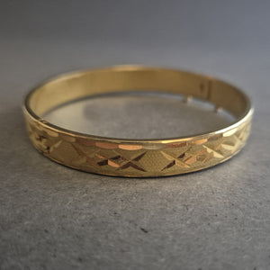 Goldfarbenes Vintage-Armreif mit Gravur – Klassisch & Elegant