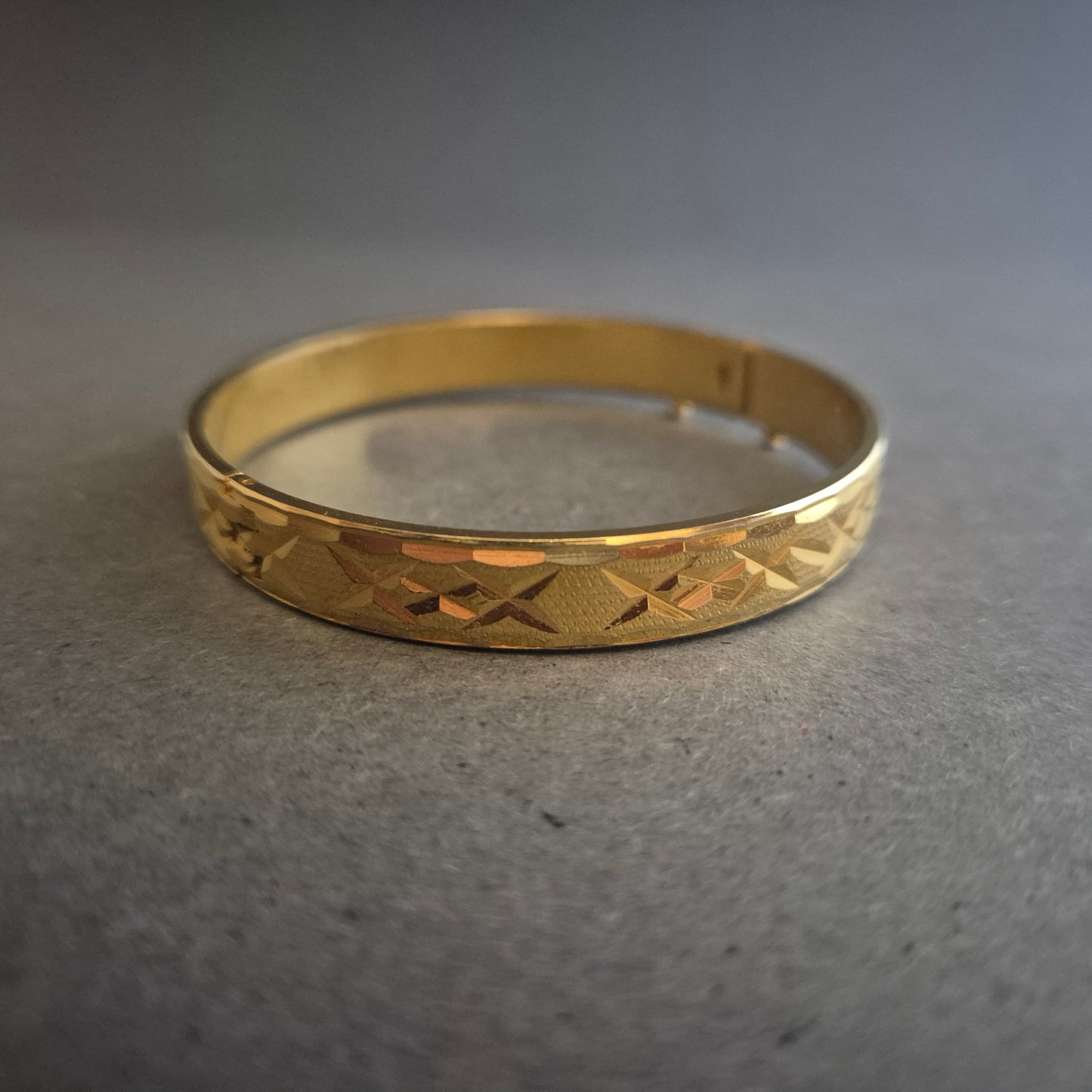 Goldfarbenes Vintage-Armreif mit Gravur – Klassisch & Elegant