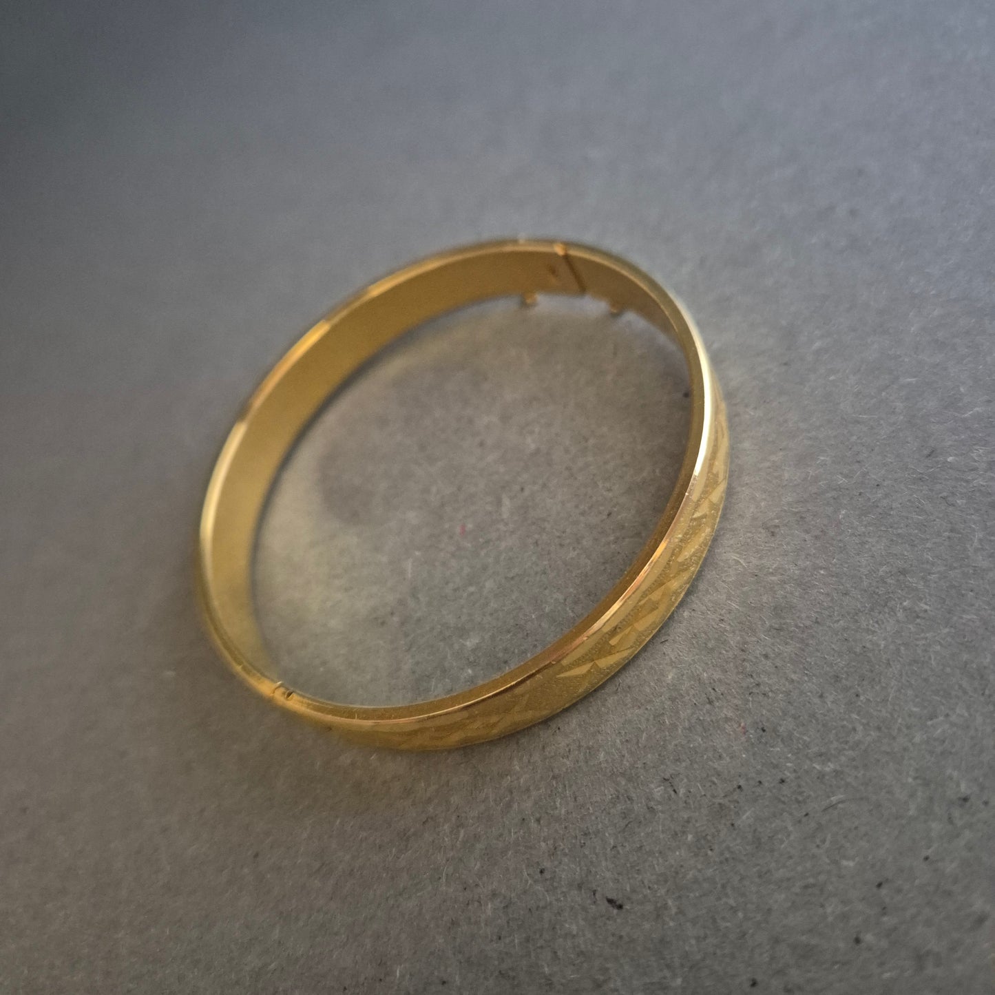 Goldfarbenes Vintage-Armreif mit Gravur – Klassisch & Elegant