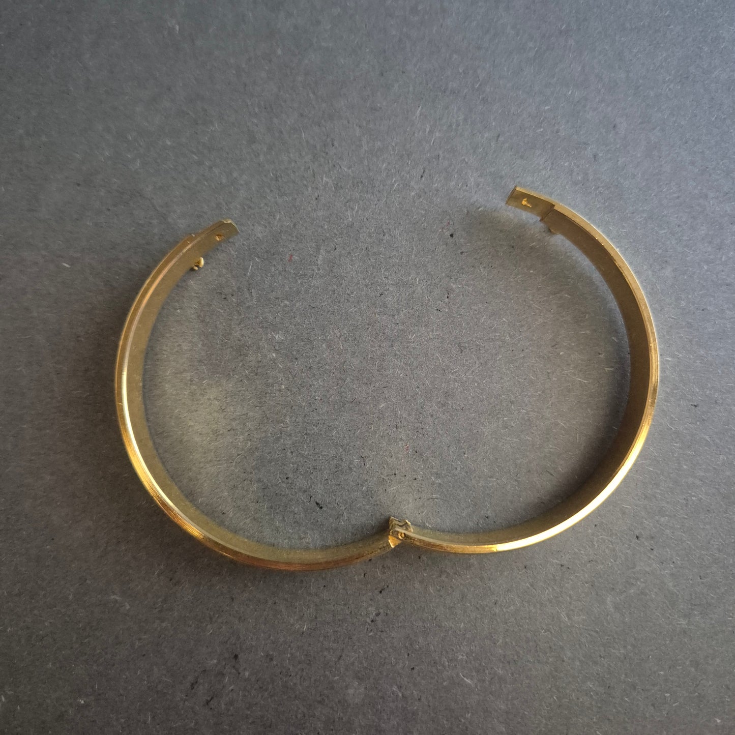 Goldfarbenes Vintage-Armreif mit Gravur – Klassisch & Elegant