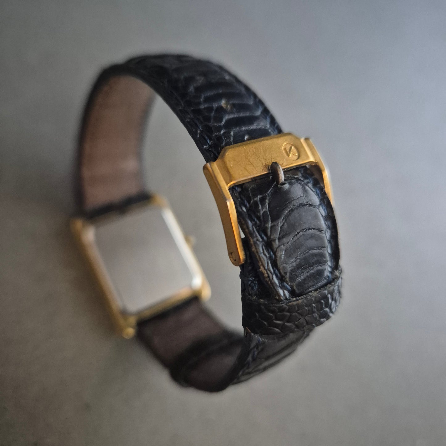 Vintage Armreif aus Edelstahl mit Goldfinish – Graviertes Design