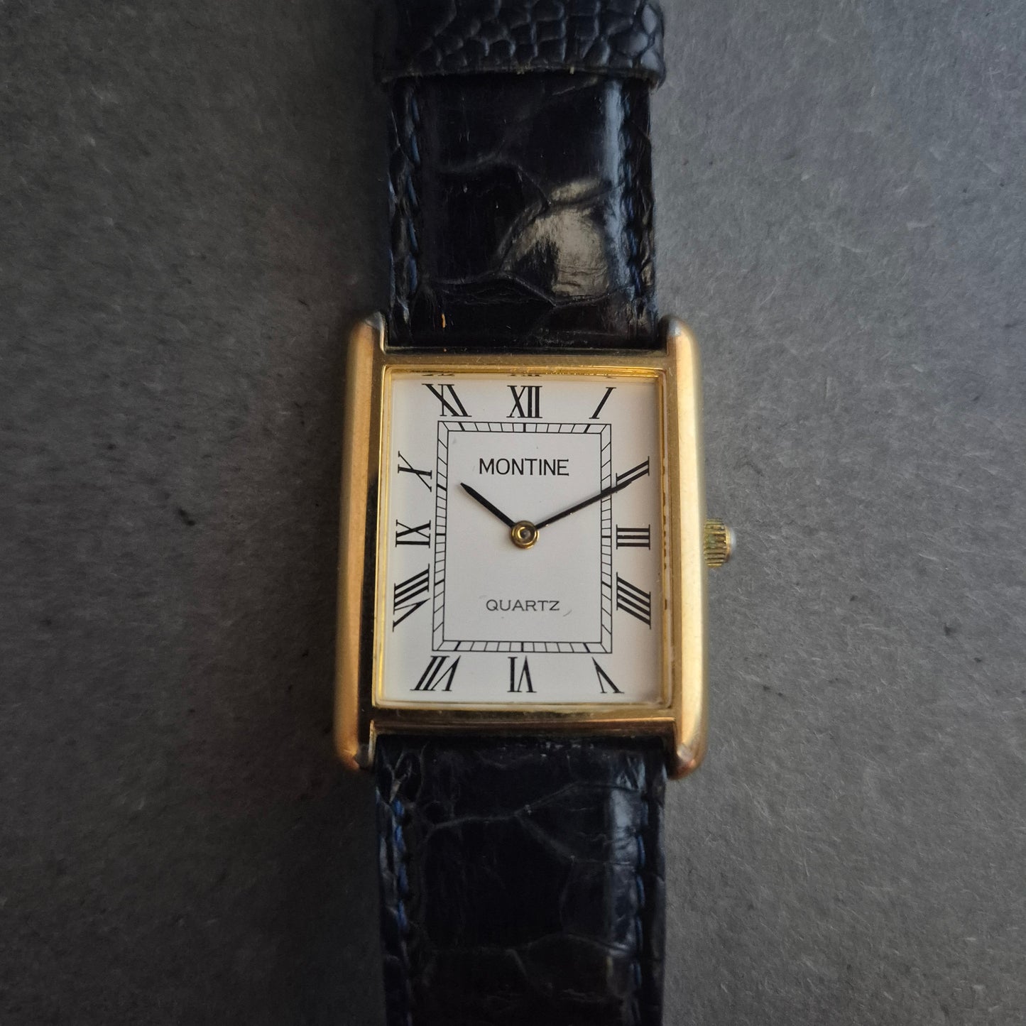 Vintage Armreif aus Edelstahl mit Goldfinish – Graviertes Design