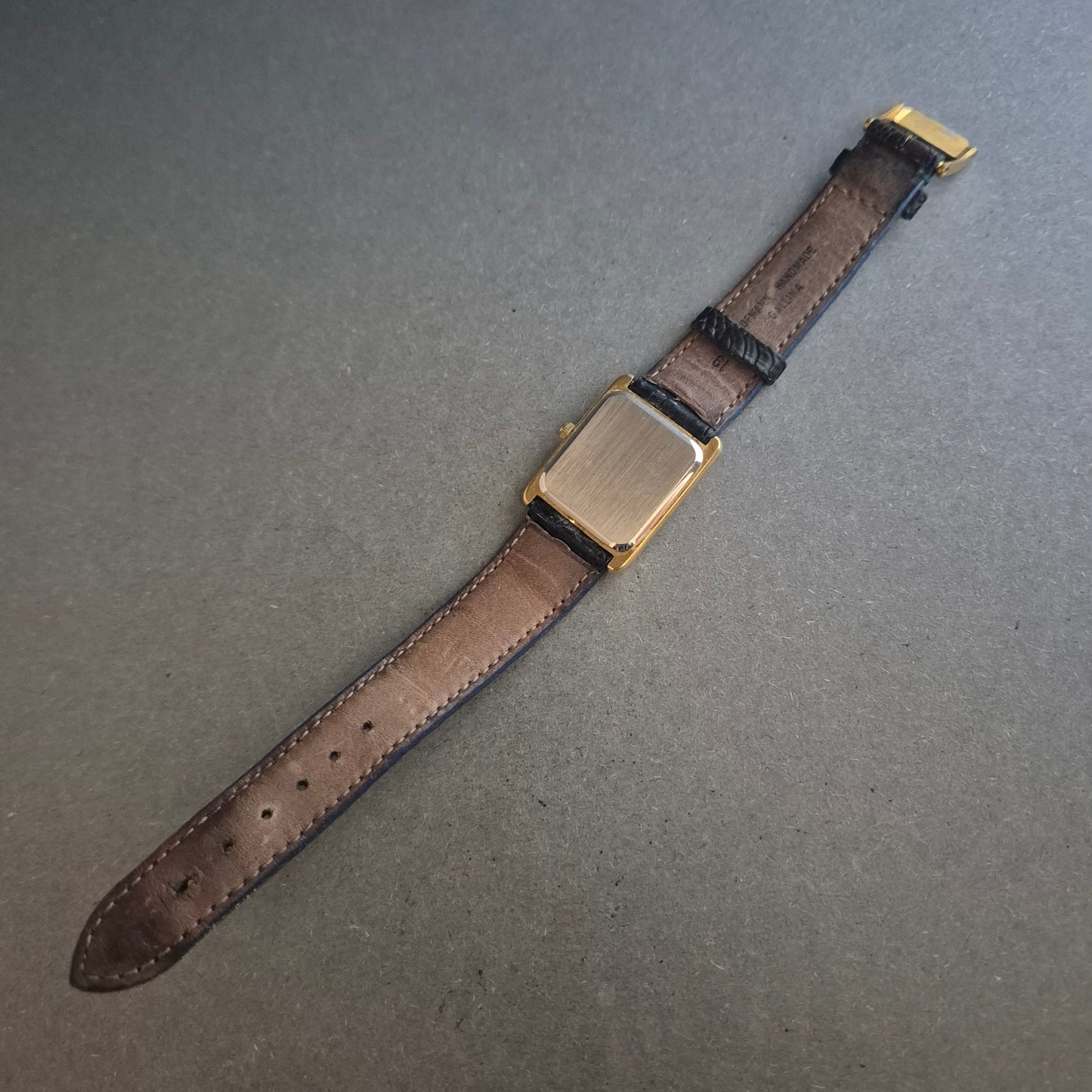 Vintage Armreif aus Edelstahl mit Goldfinish – Graviertes Design